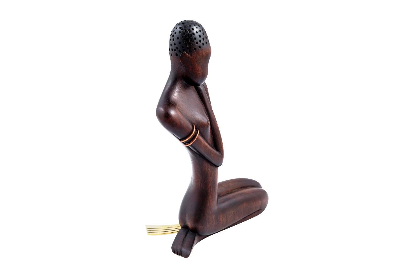Starting in the 1930s, the Werkstätte Hagenauer produced objects with African backgrounds. In the 1950s, these objects experienced a revival and for the first time, male African sculptures were displayed and the product range of animals was widened.