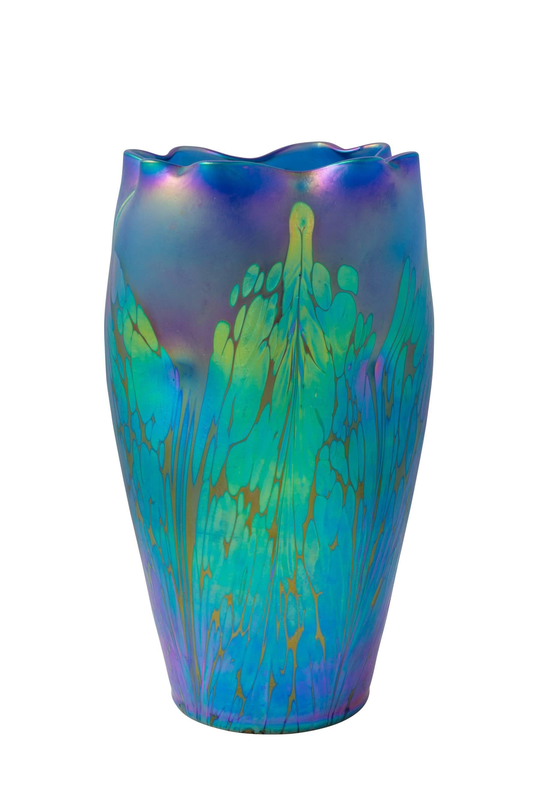 This vase is a beautiful example of a creation with the Medici decoration of Loetz. The Medici decoration genre was invented in the year 1902. Silberkroeselzungen were applied on different elementary colors, which were iridescent by themselves. The