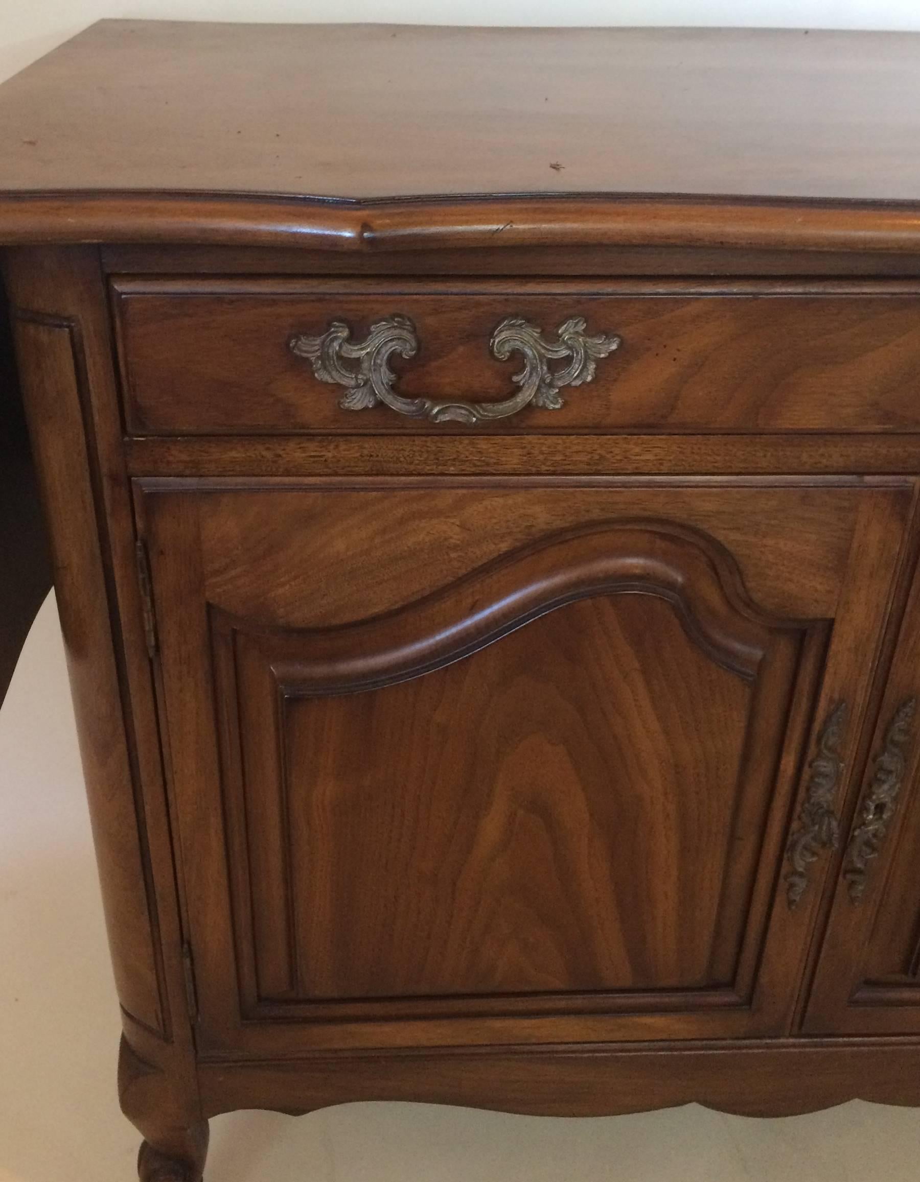 Vintage Karges French Provincial Style Server In Excellent Condition In West Palm Beach, FL