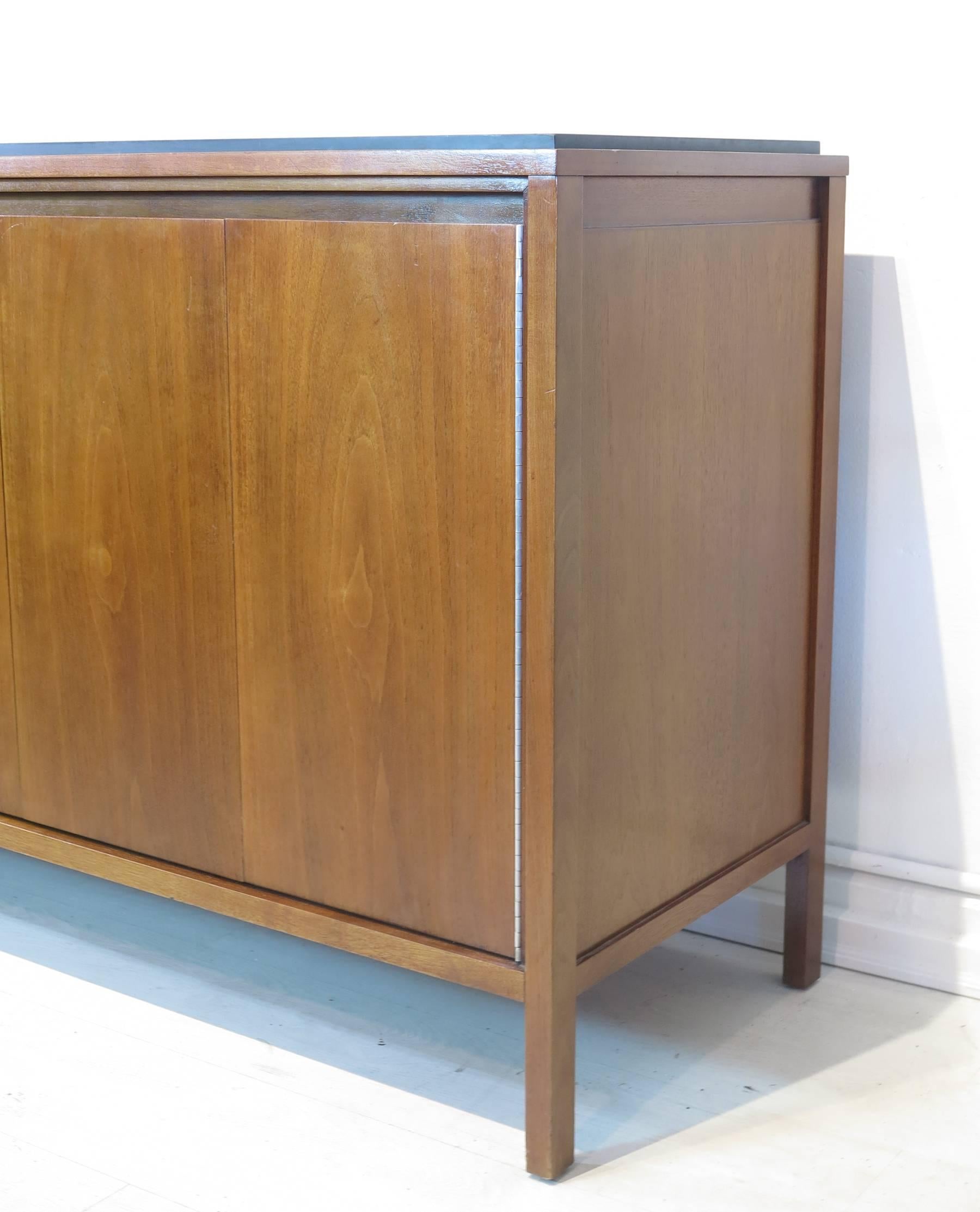 Fine and Rare Paul McCobb Connoisseur Collection Cabinet In Excellent Condition In West Palm Beach, FL