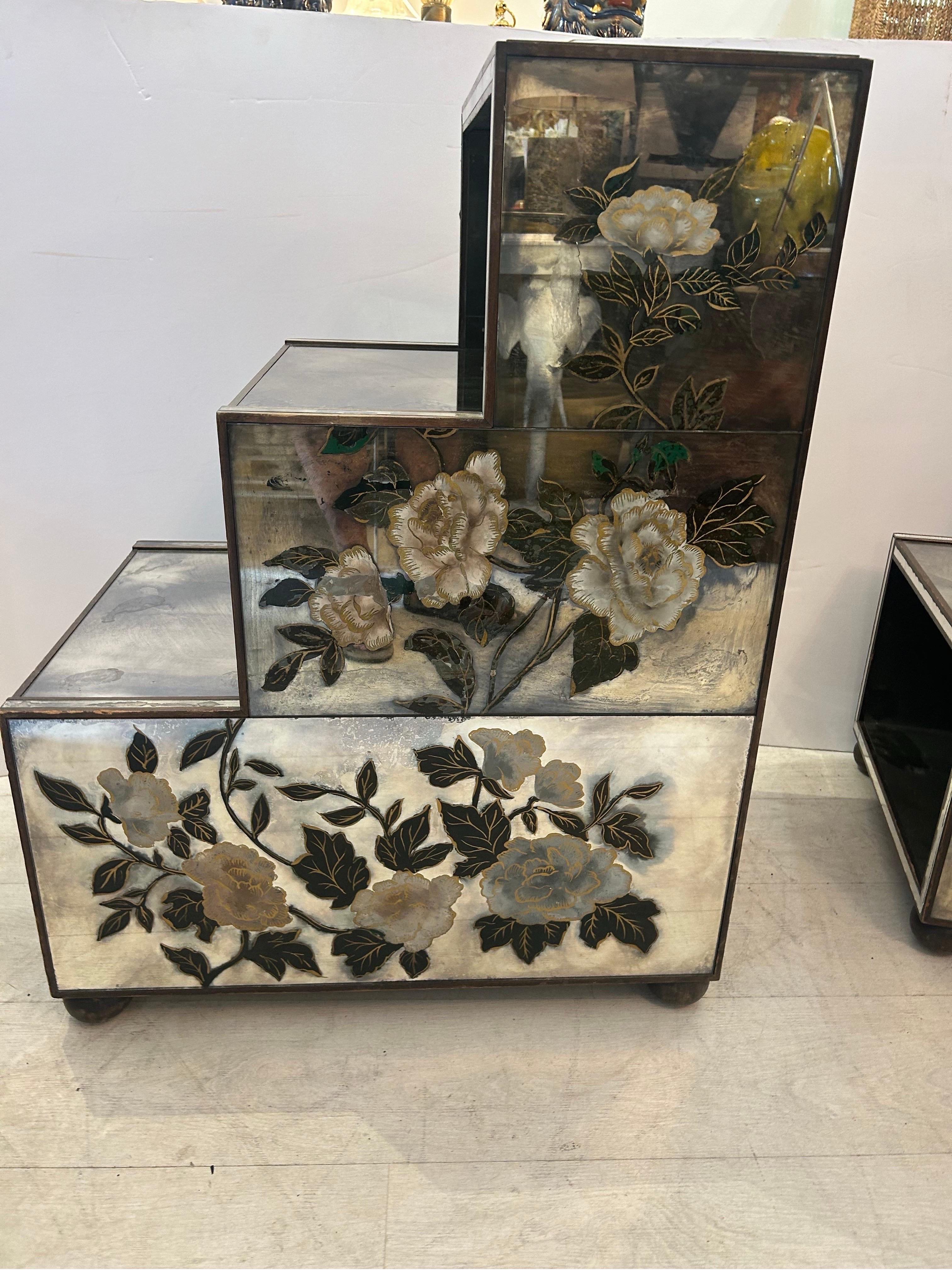 Un par de eglomise  mesas con intrincados diseños florales Espejo en venta
