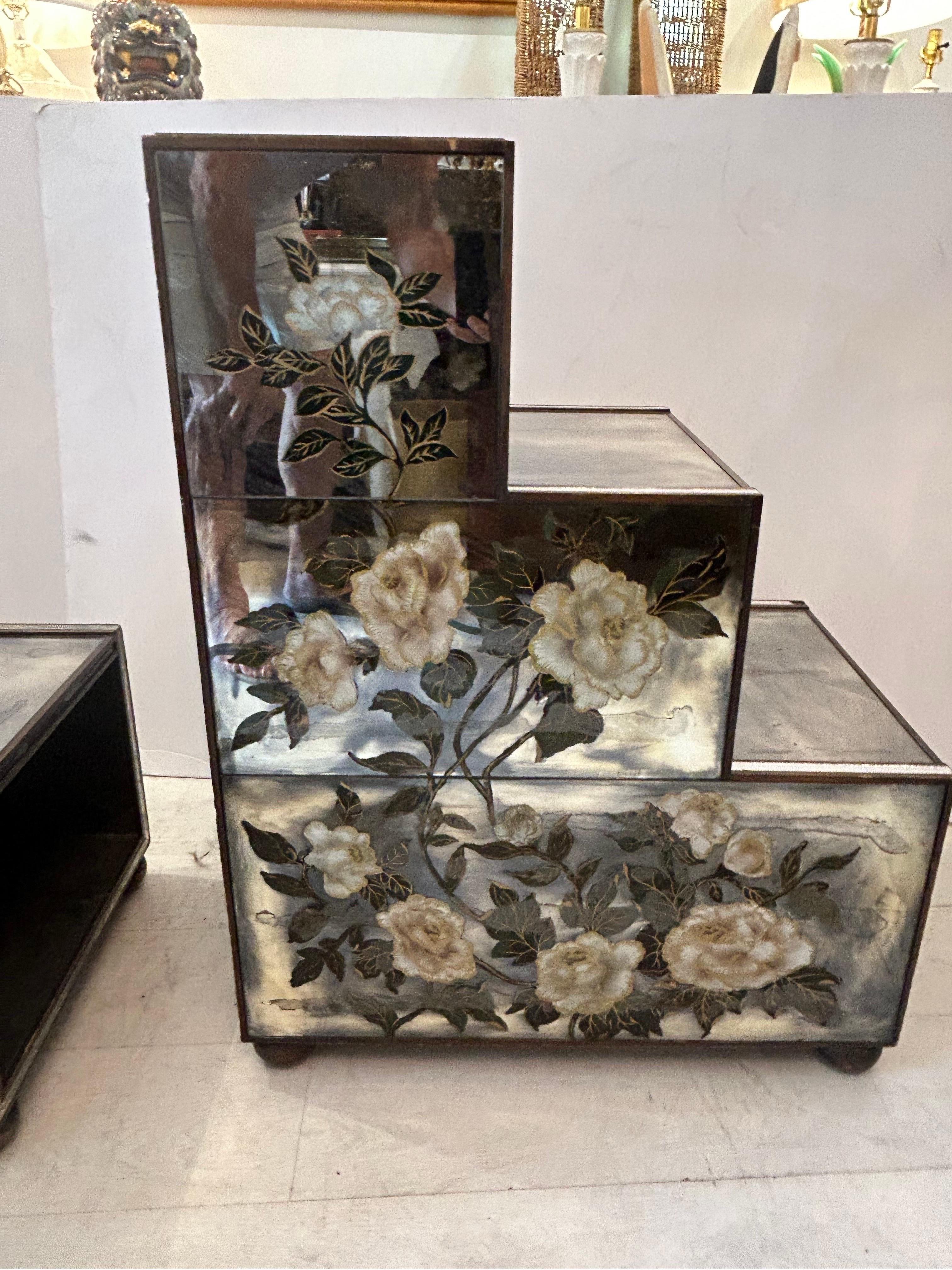 Un par de eglomise  mesas con intrincados diseños florales en venta 2