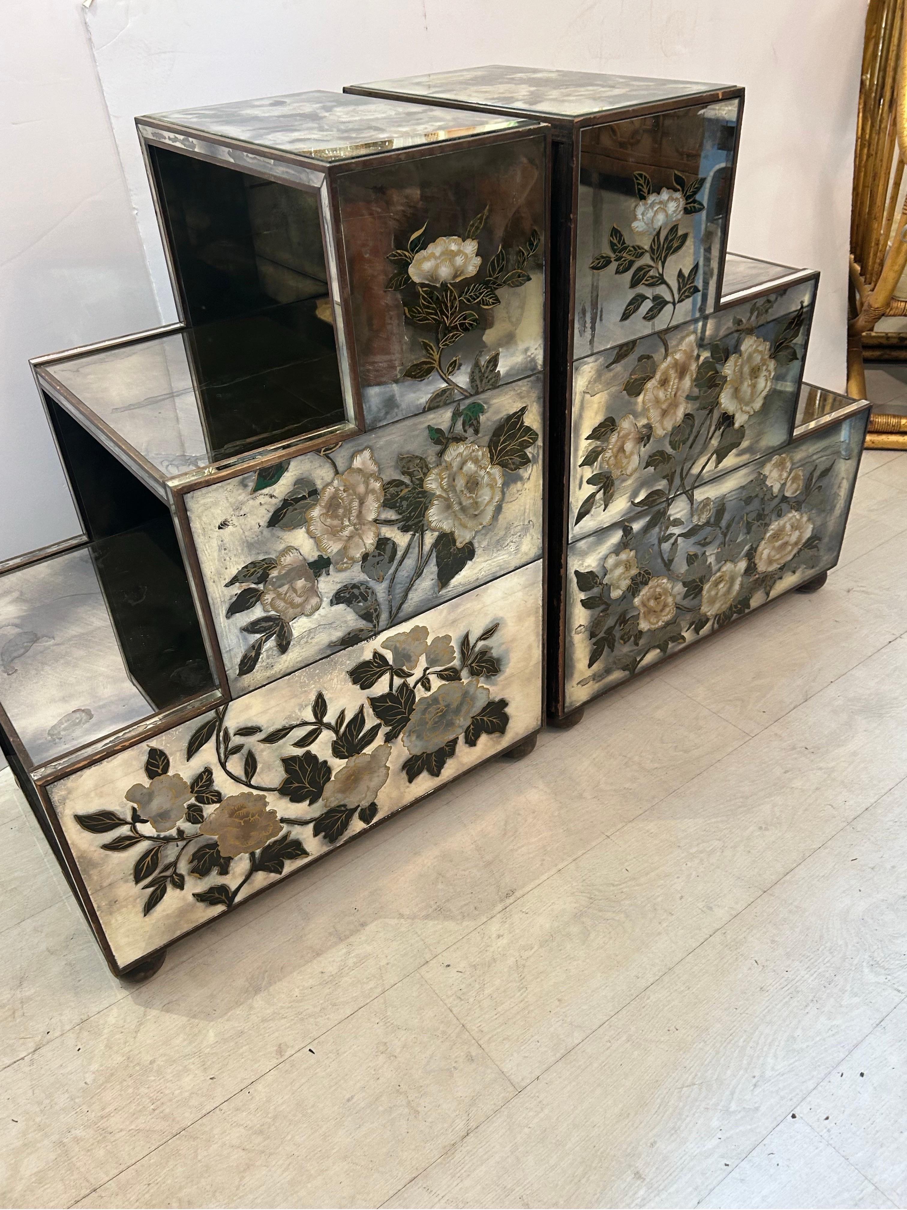 Un par de eglomise  mesas con intrincados diseños florales en venta 6