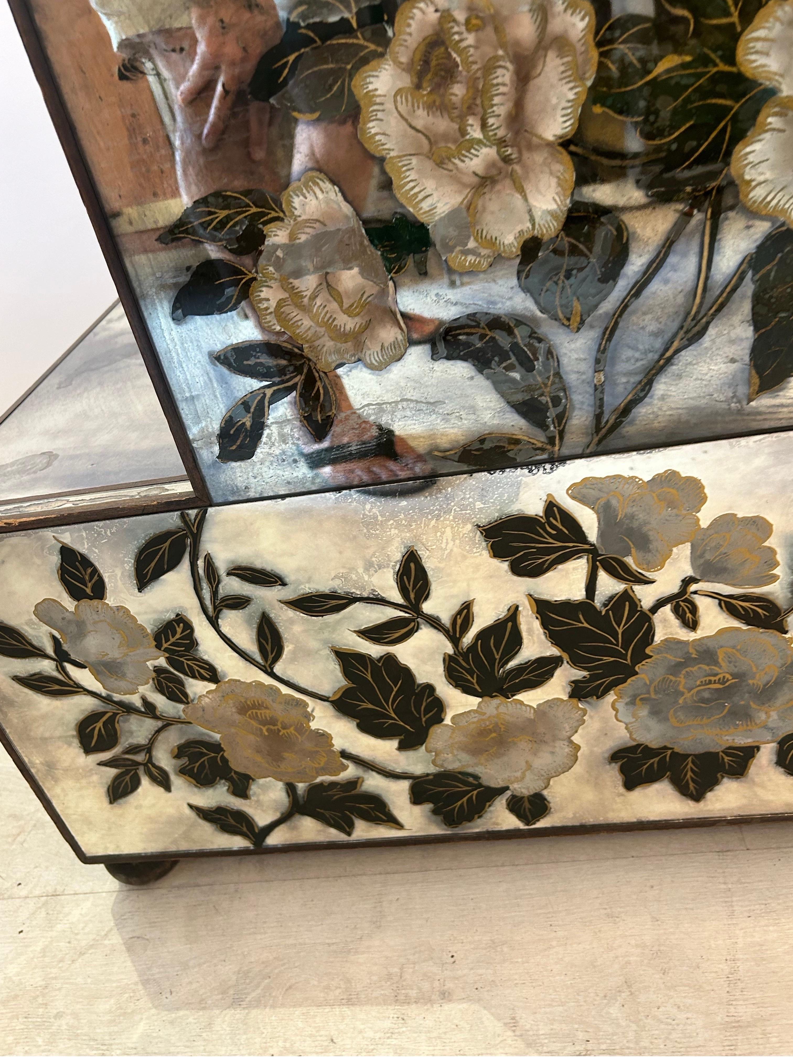 Un par de eglomise  mesas con intrincados diseños florales en venta 7