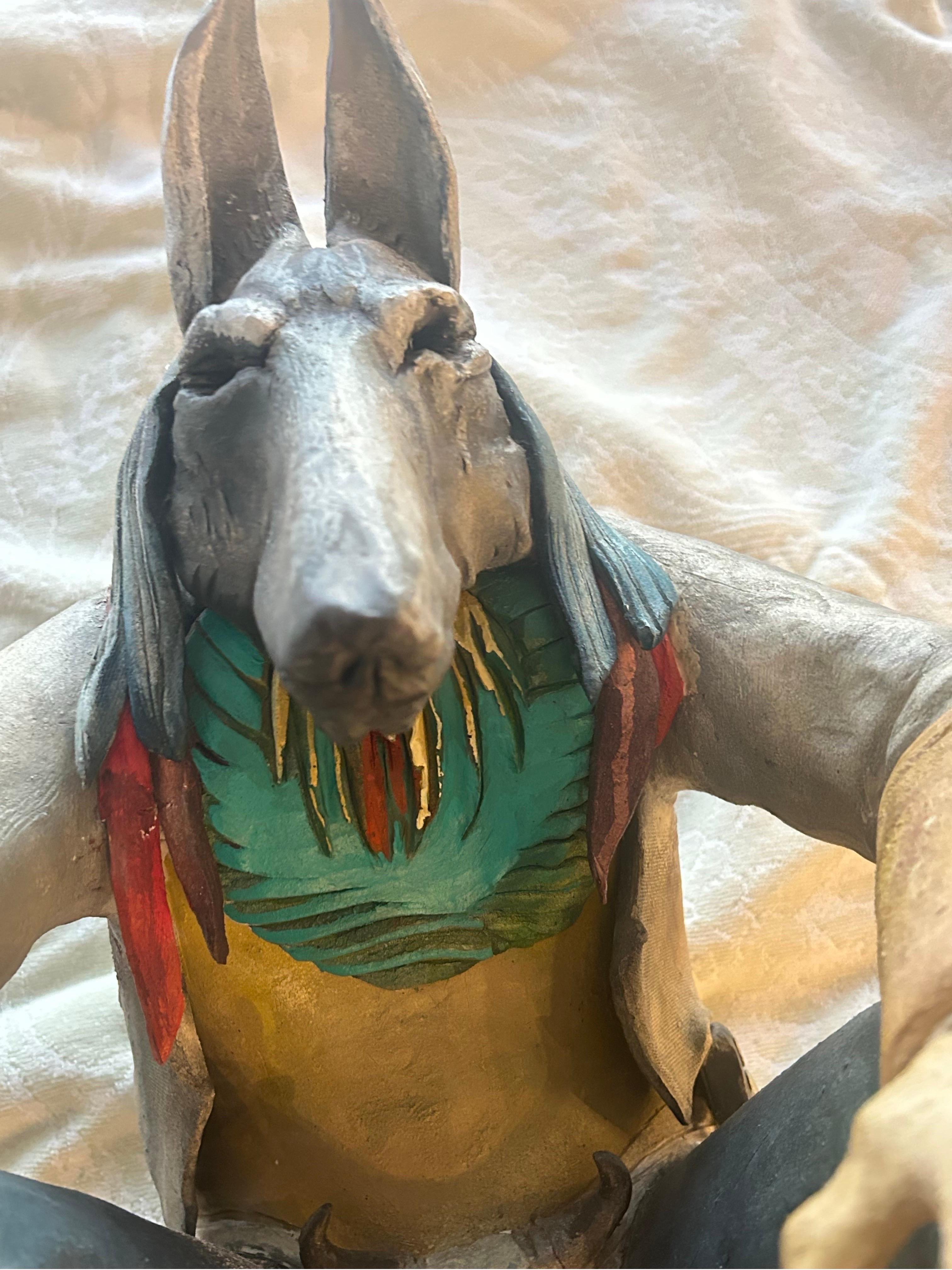 Robert Brubaker ha creato delle antropomorfe 
Questo è un pezzo unico in ceramica raffigurante un coyote... il coyote è comodamente seduto con le gambe divaricate e le mani molto dettagliate, appoggiate sulle ginocchia, con lo sguardo fisso in