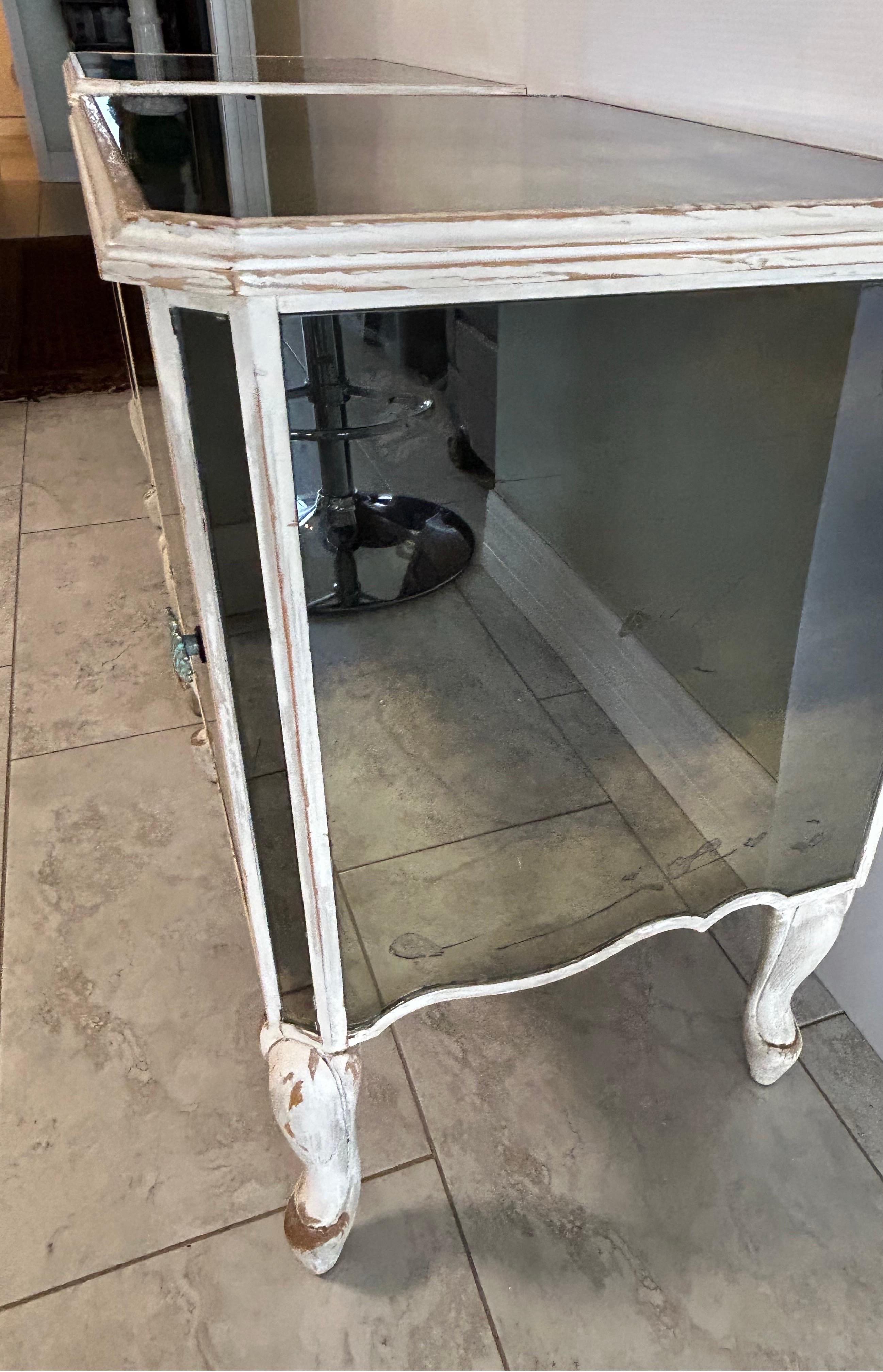 Paire de tables de nuit à miroir Hollywood Regency avec motif de coquillage en vente 7