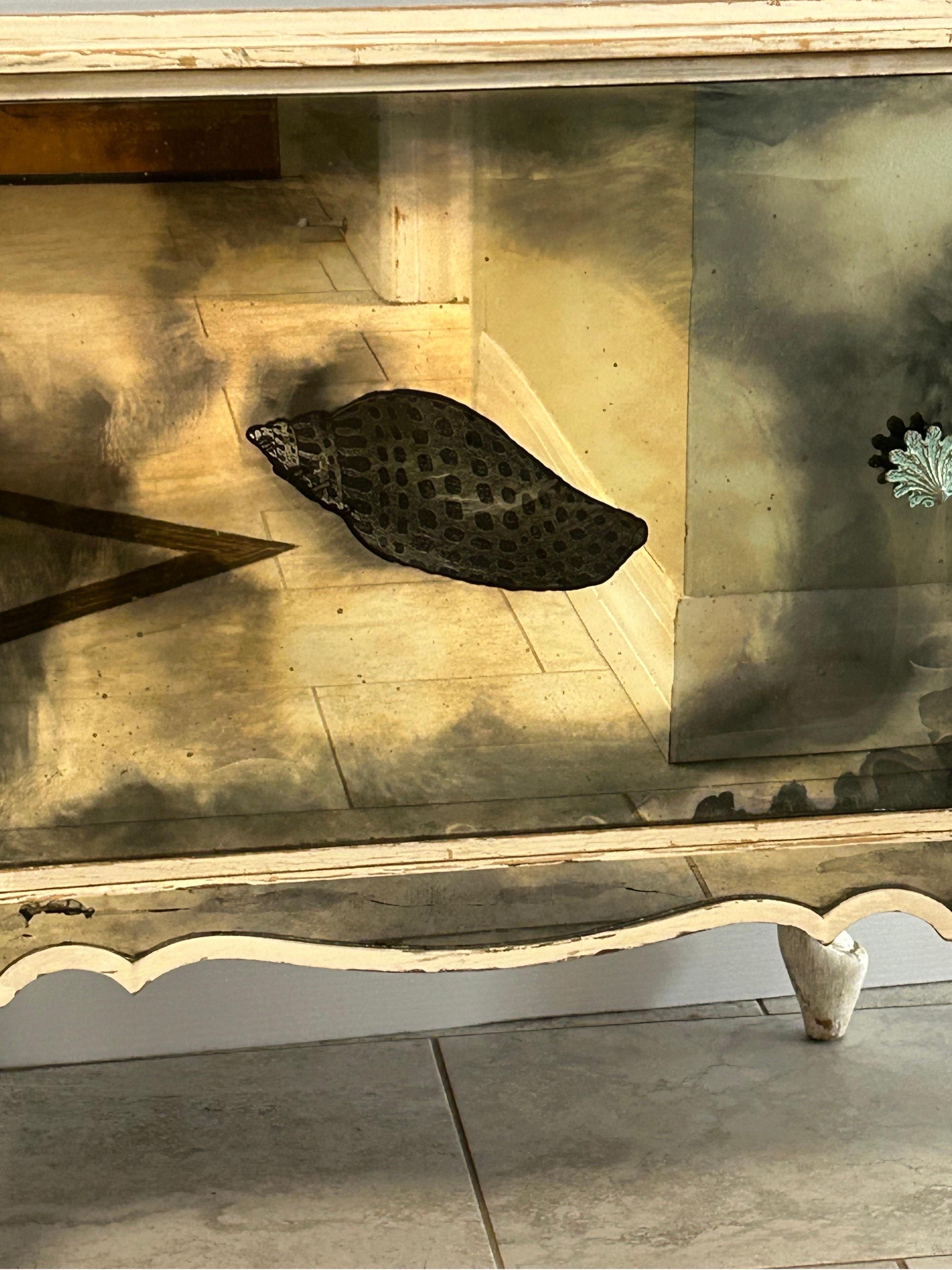Paire de tables de nuit à miroir Hollywood Regency avec motif de coquillage en vente 13
