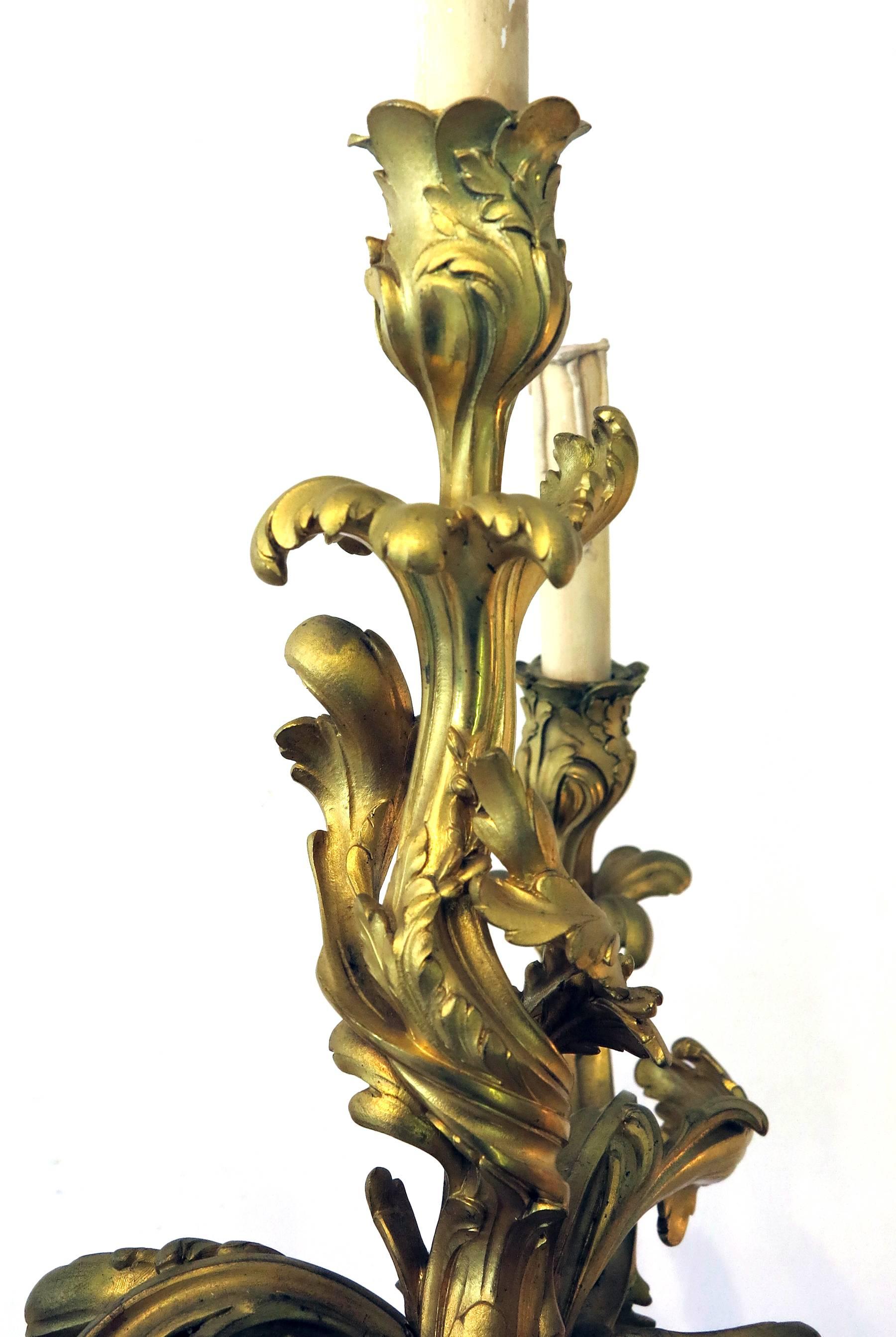 Paire de candélabres en bronze finement moulé avec finition dorée ciselée. Sculpté par E. Lelievre avec marque de fonderie, français, vers les années 1880.