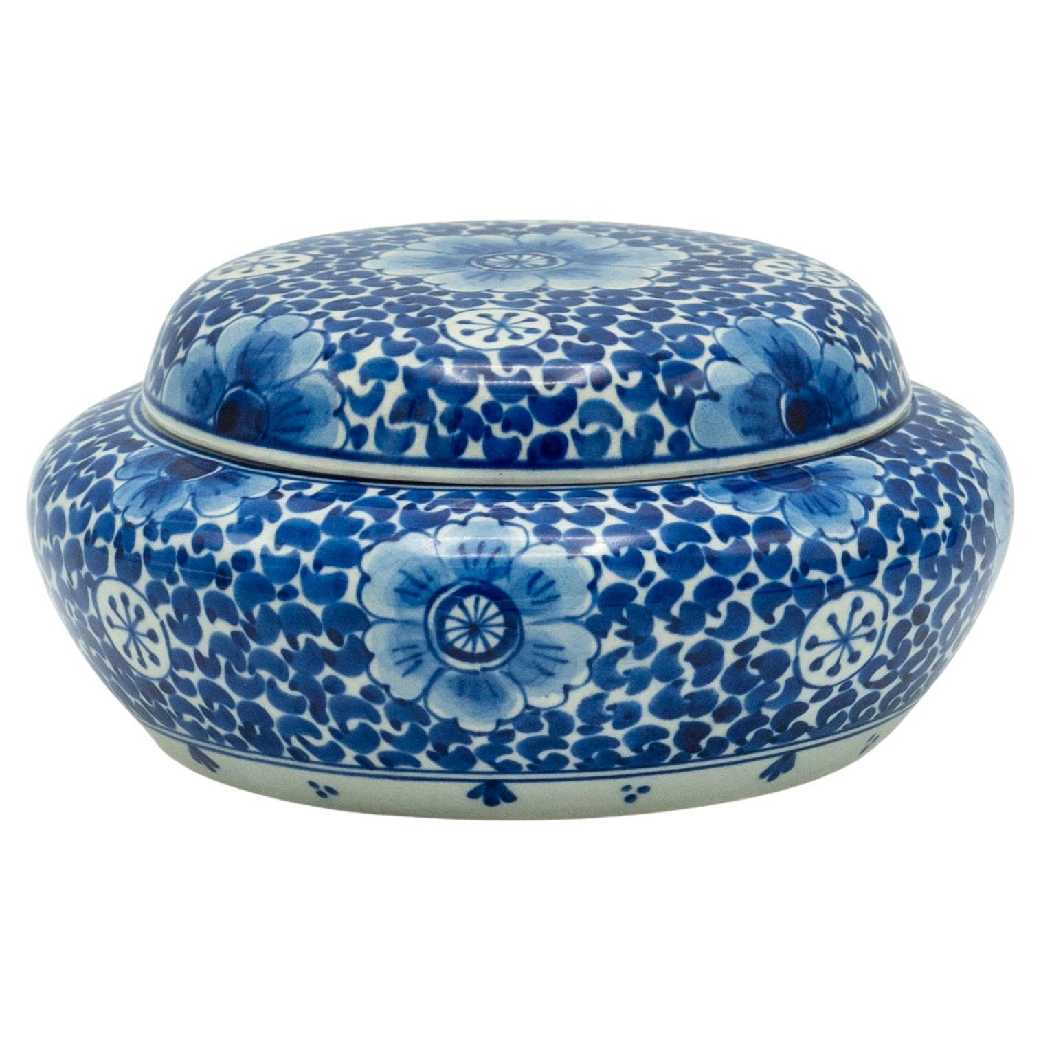 Dutch Delft Blue and White Hand-Painted Ceramic Bonbonnière Box For Sale