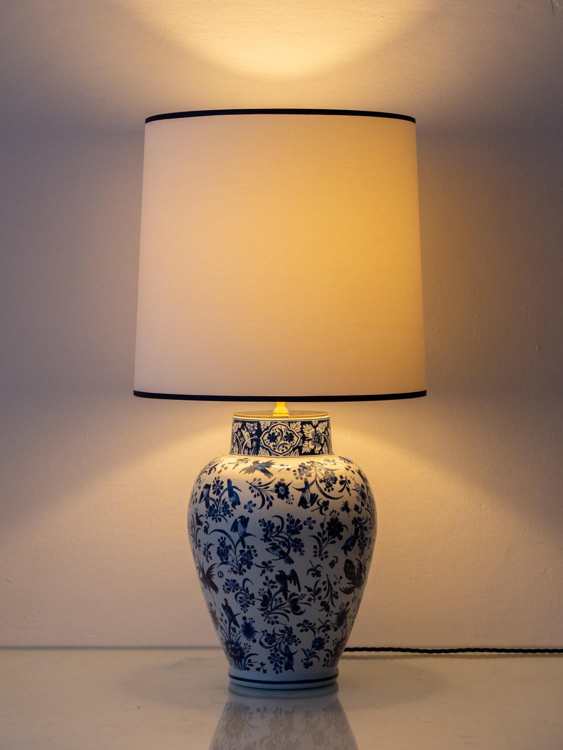 Vernissé Royal Delft x Amitābha Studio Lampe de table Delft bleu et blanc en vente