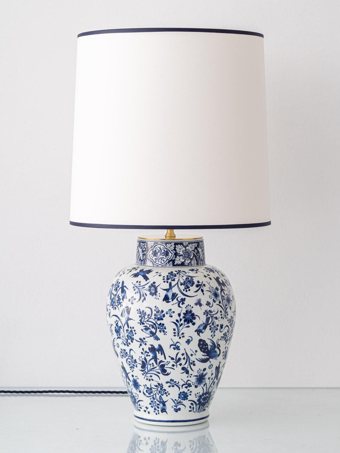 Créée dans le cadre d'une collaboration exclusive entre Amitābha Studio et Royal Delft, Astonia est une lampe de table raffinée qui fait le lien entre des siècles d'héritage céramique néerlandais et le design contemporain. La base du vase a été