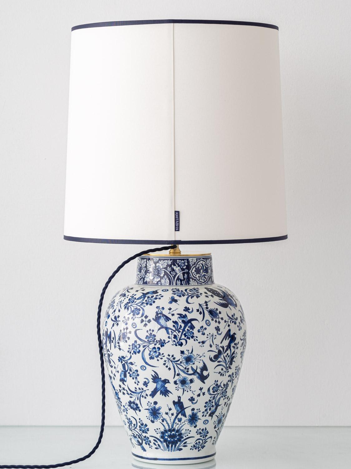 Royal Delft x Amitābha Studio Lampe de table Delft bleu et blanc en vente 5