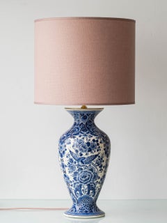 Lampada da tavolo vintage in stile chinoiserie blu e bianco di Delft, dipinta a mano, con nuovo paralume rosa