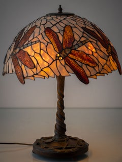 Lampe de table Art nouveau de style Tiffany, en verre au plomb et bronze, avec motif de libellule