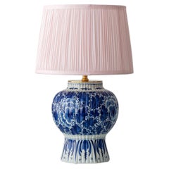 Antike blau-weiße Keramik-Tischlampe im Chinoiserie-Stil, Delft, 1924, mit Messingverzierung