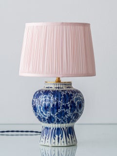 Antike blau-weiße Keramik-Tischlampe im Chinoiserie-Stil, Delft, 1924, mit Messingverzierung