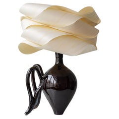 Lampada da tavolo moderna e scultorea in ceramica e legno, in stile organico: “Cántaro Cloud con ali”