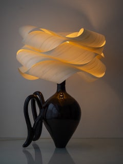 Lampada da tavolo moderna e scultorea in ceramica e legno, in stile organico: “Cántaro Cloud con ali”