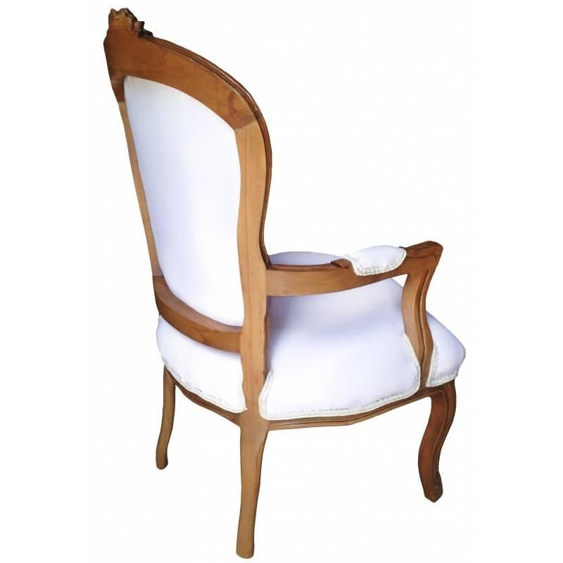 French Chair, French Louis XV Farmhouse Style Armchair in White Linen In Excellent Condition For Sale In Glendale, CA