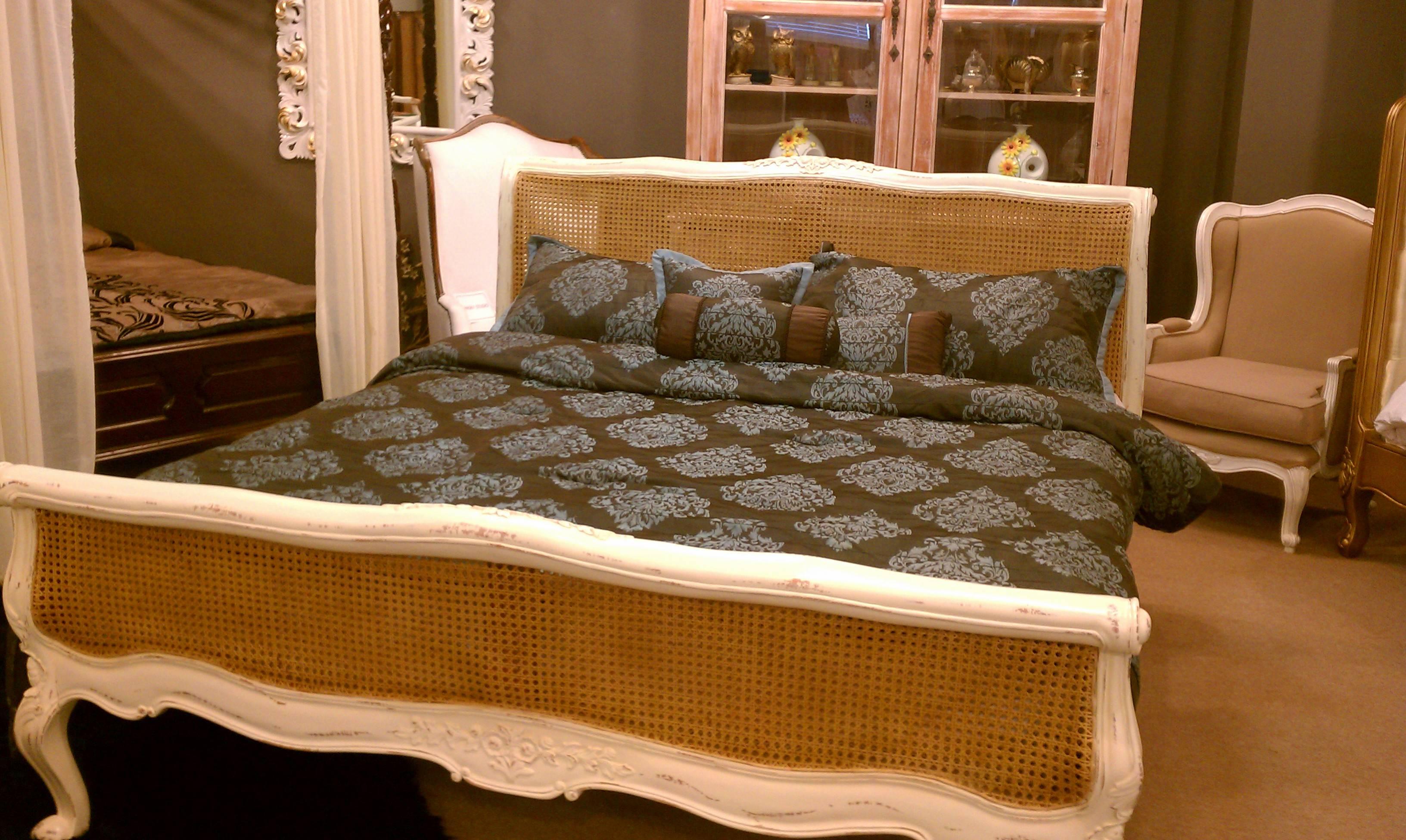 French Bed Natural Cane in Louis XV Farmhouse Cottage Chic Style In Excellent Condition For Sale In Glendale, CA