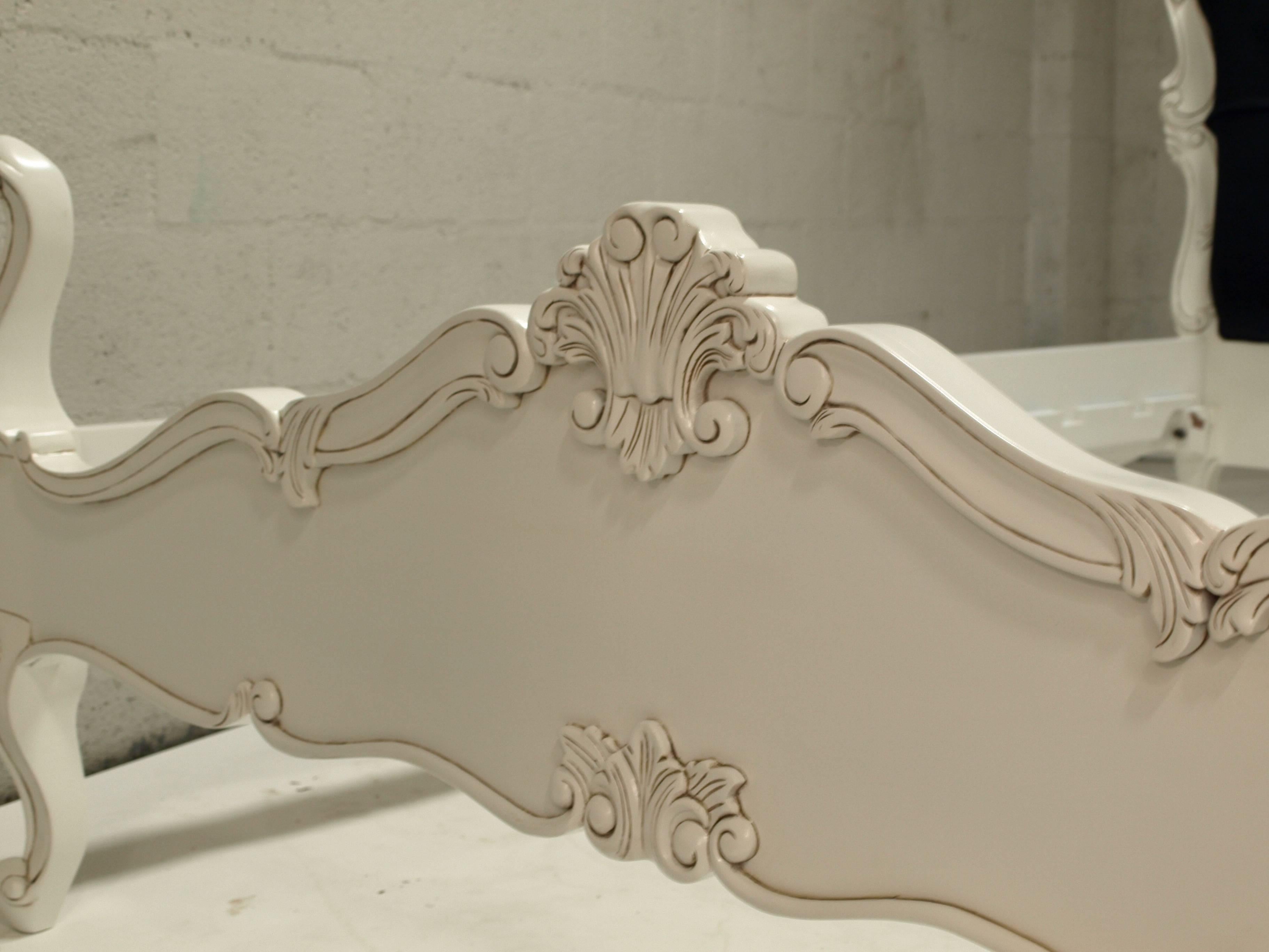 French Bed White Black Velvet Tufted Queen-Size Louis XV Farmhouse Style In Excellent Condition For Sale In Glendale, CA