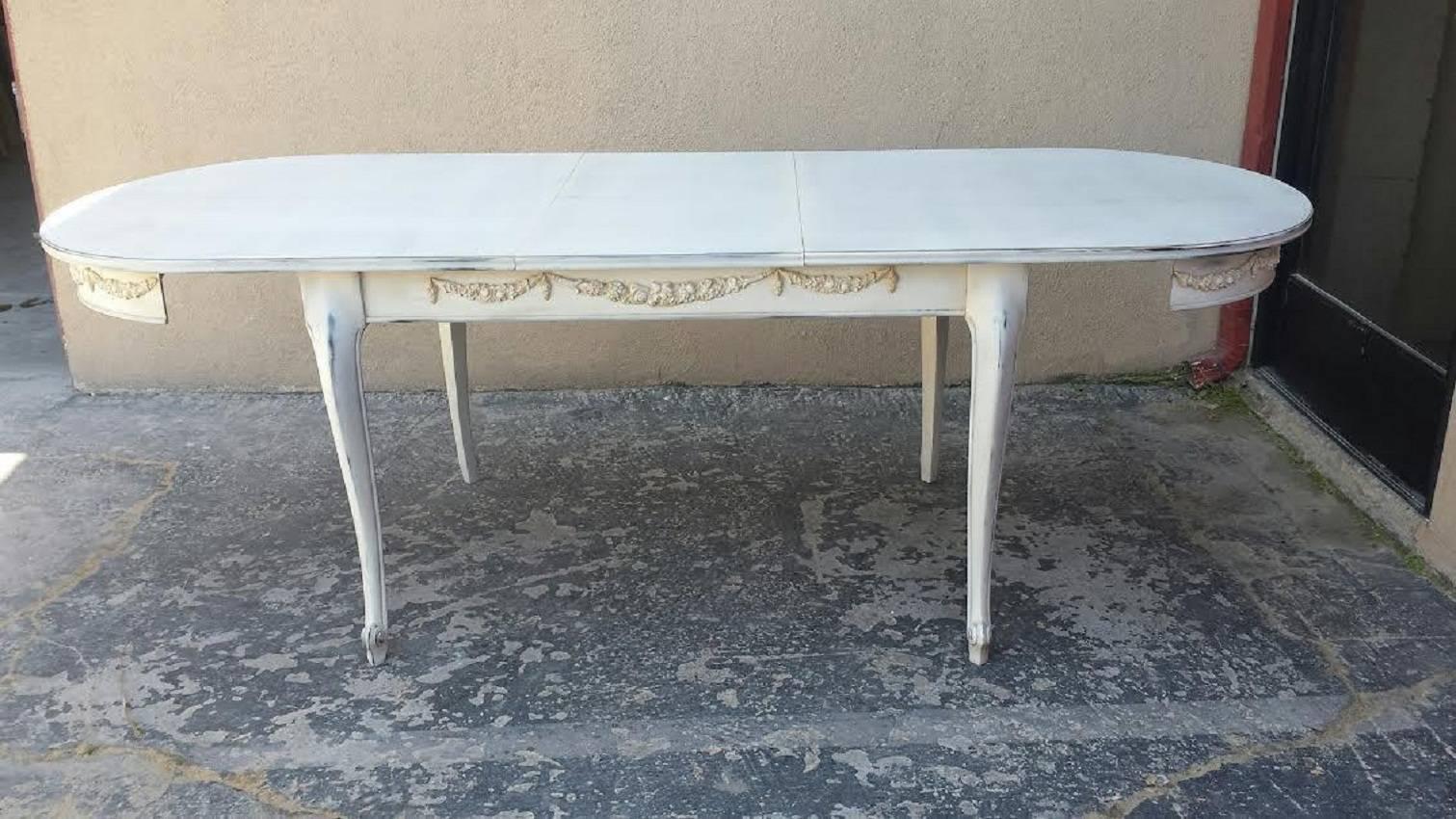 French Country Painted White Dining Table In Excellent Condition For Sale In Glendale, CA