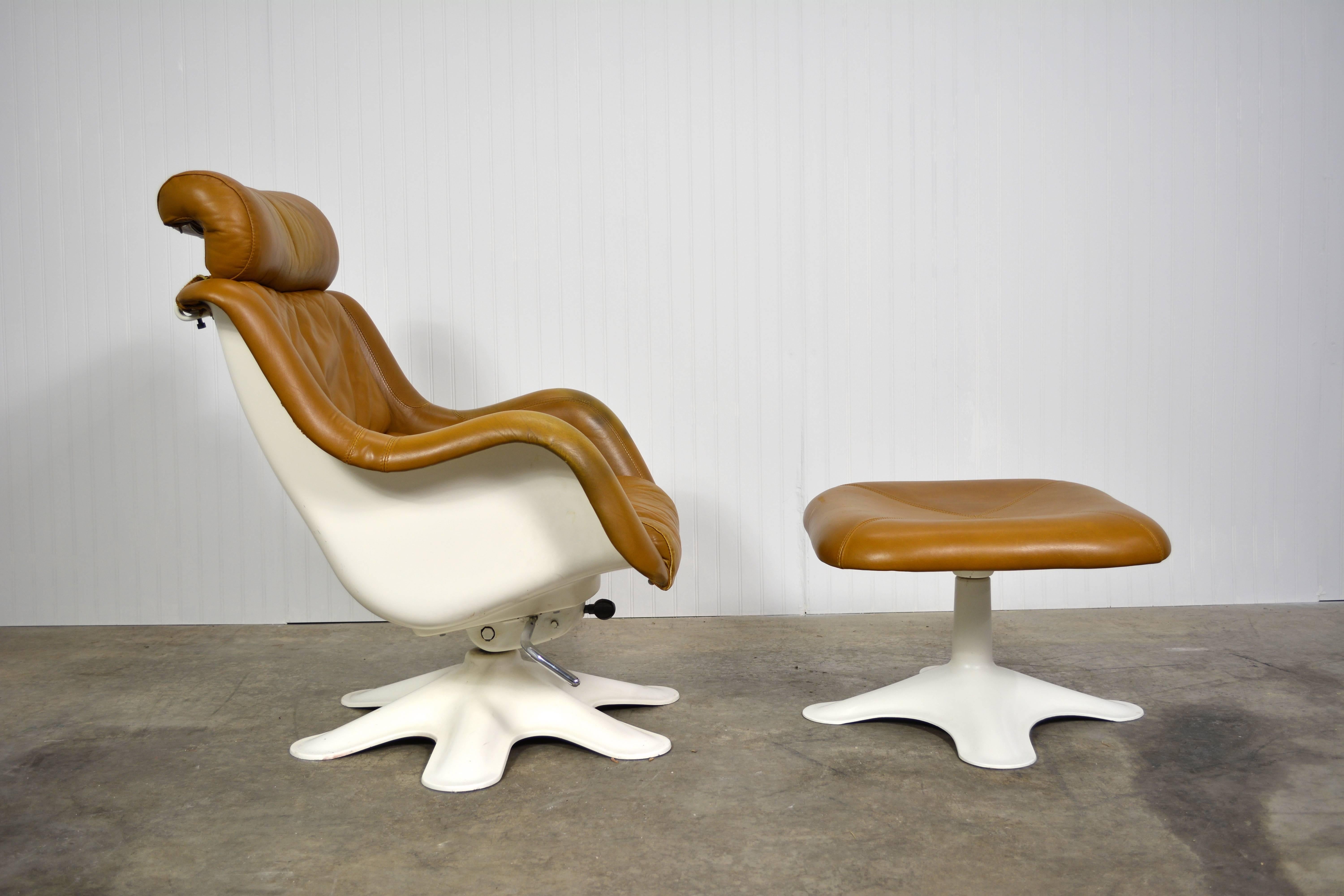 Yrjö Kukkapuro "Kaeuselli" lounge chair and ottoman in caramel leather for Hami, circa 1964. Adjustable recline mechanism. All materials are original. There are a few scuff marks on the lower left side (if looking from behind). They are