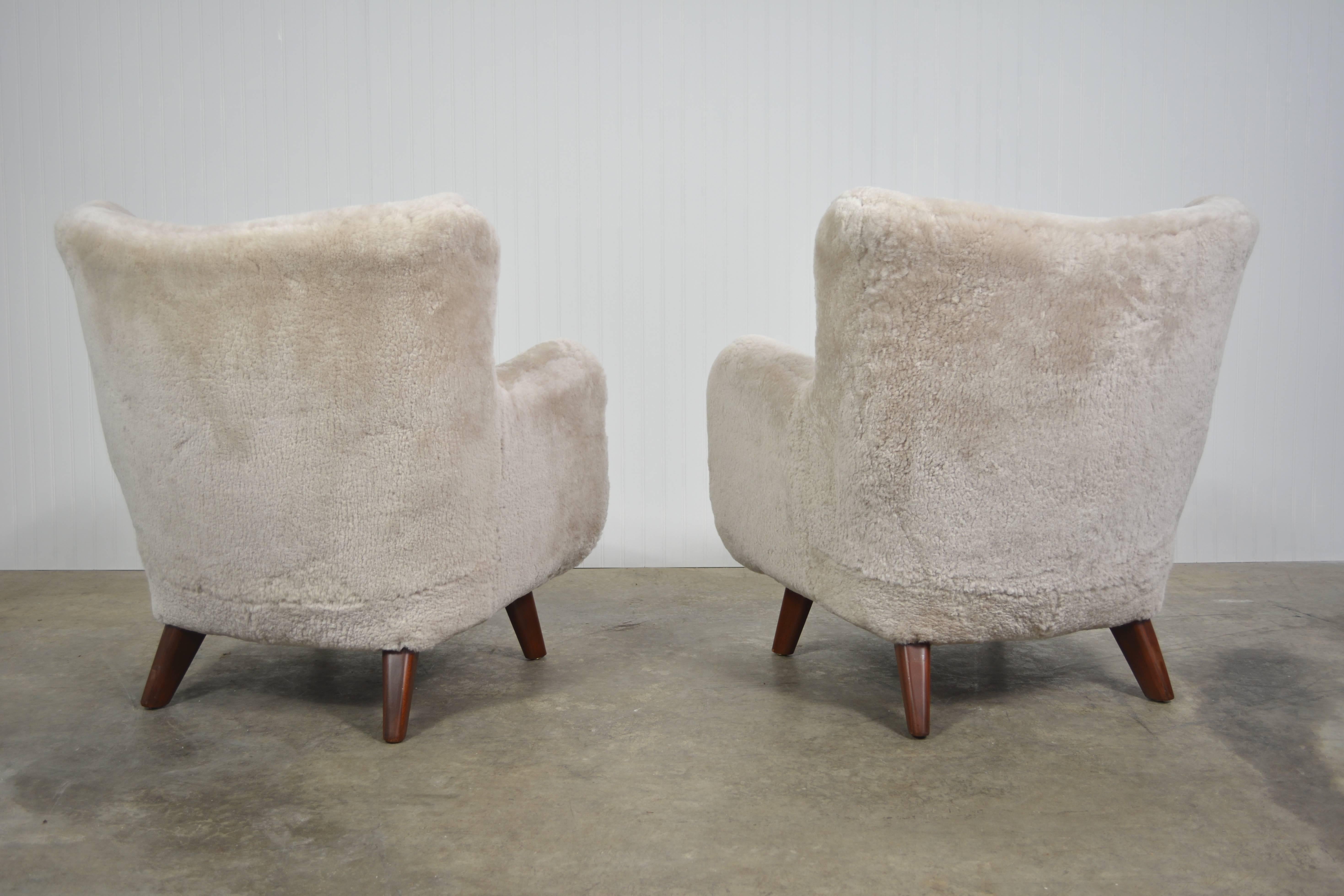 Early George Nelson Pair of Lounge Chairs in Sheepskin In Excellent Condition In Loves Park, IL