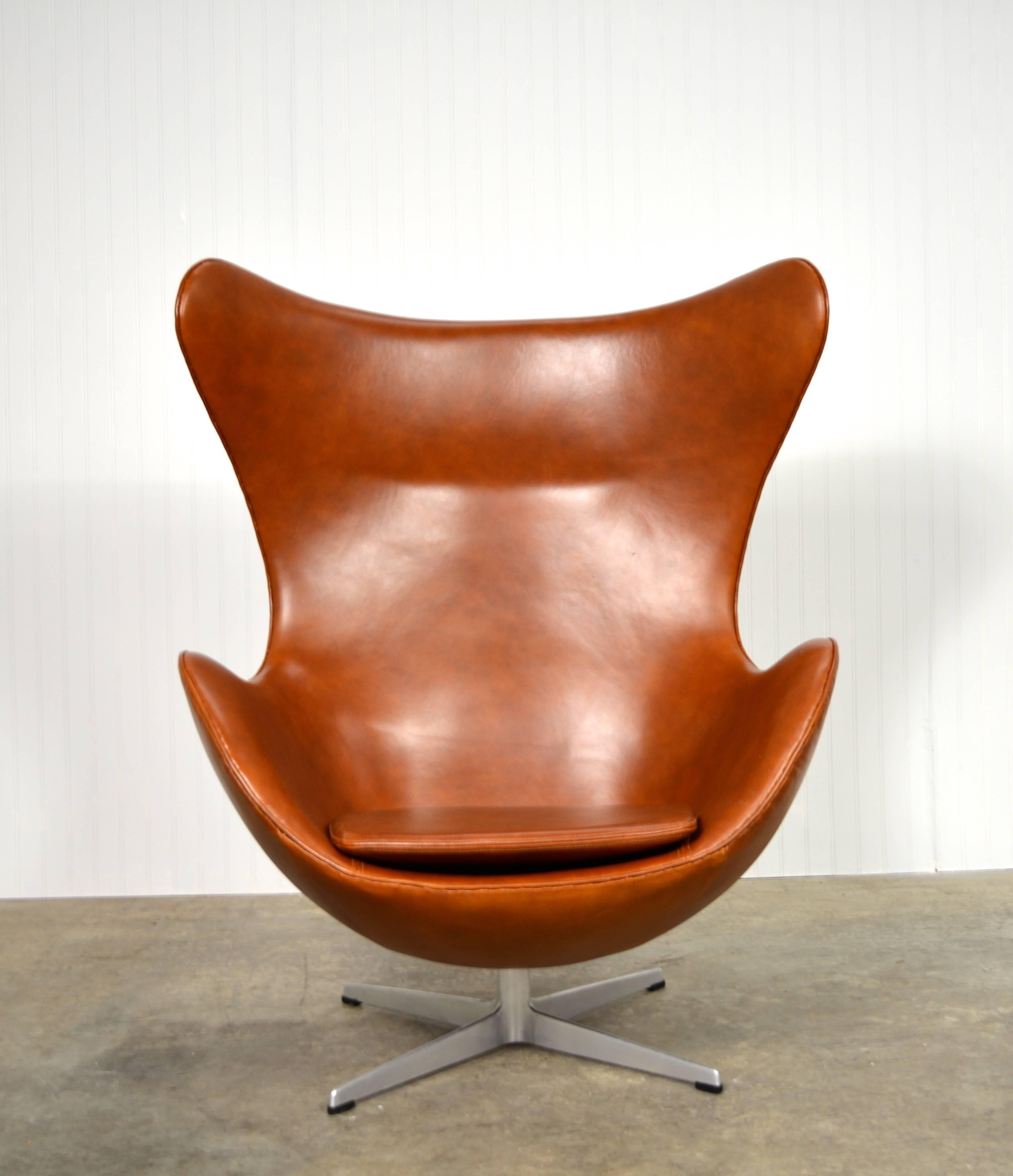 Gorgeous egg chair and ottoman in cognac leather designed by Arne Jacobsen for Fritz Hansen, circa 1966.
