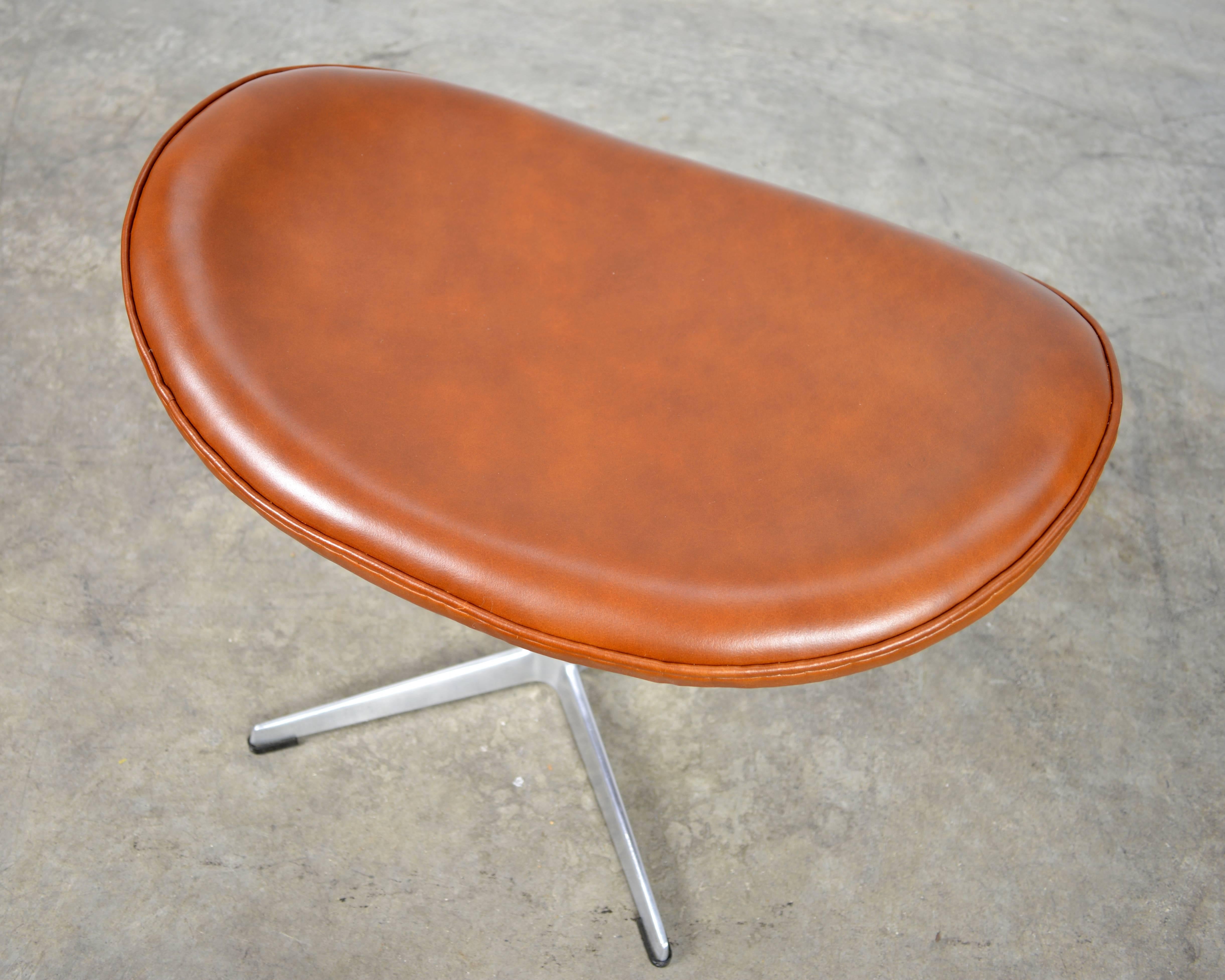 Arne Jacobsen Leather Egg Chair and Ottoman 1