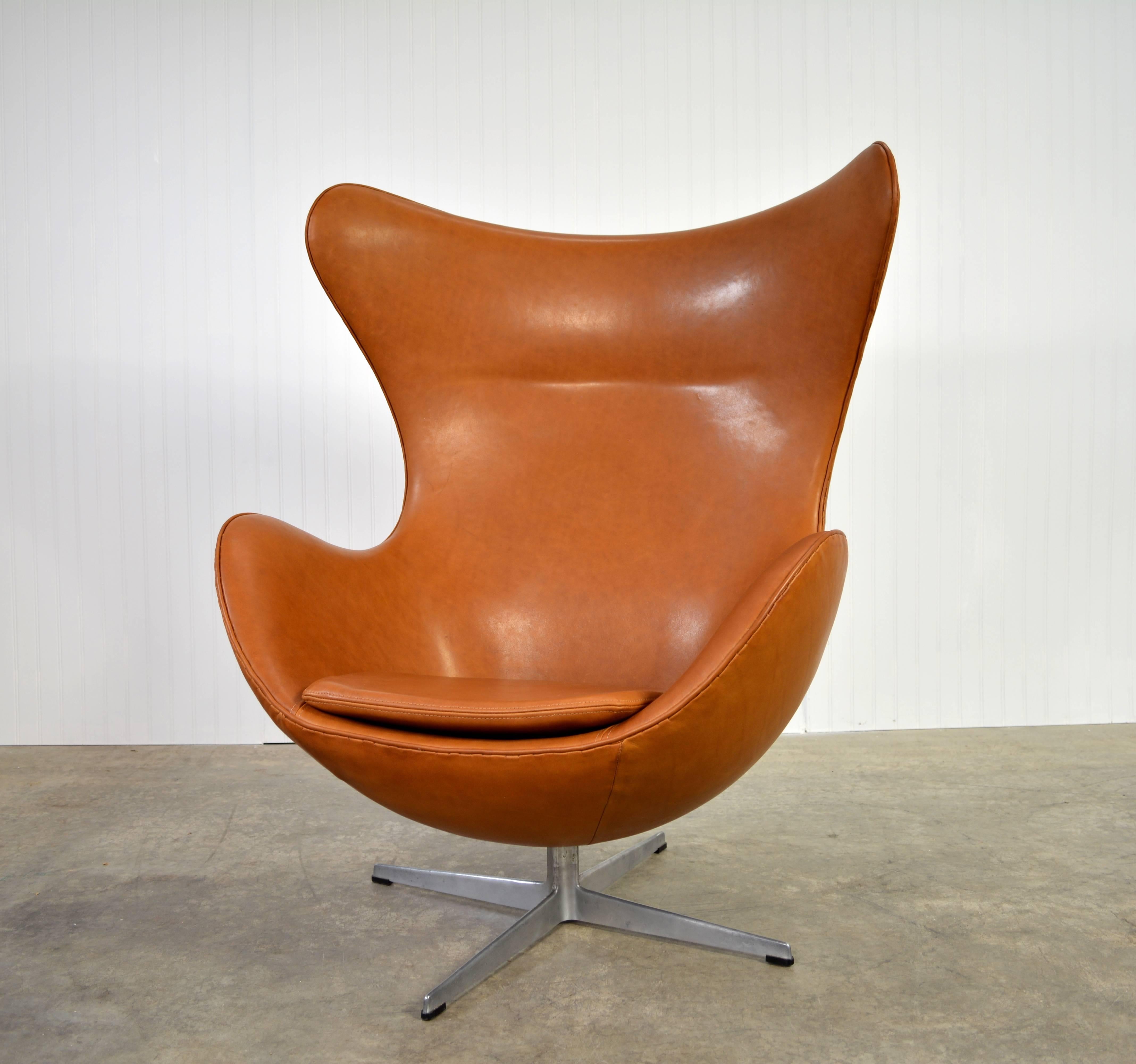 Egg chair and ottoman in cognac leather designed by Arne Jacobsen for Fritz Hansen, circa 1966.