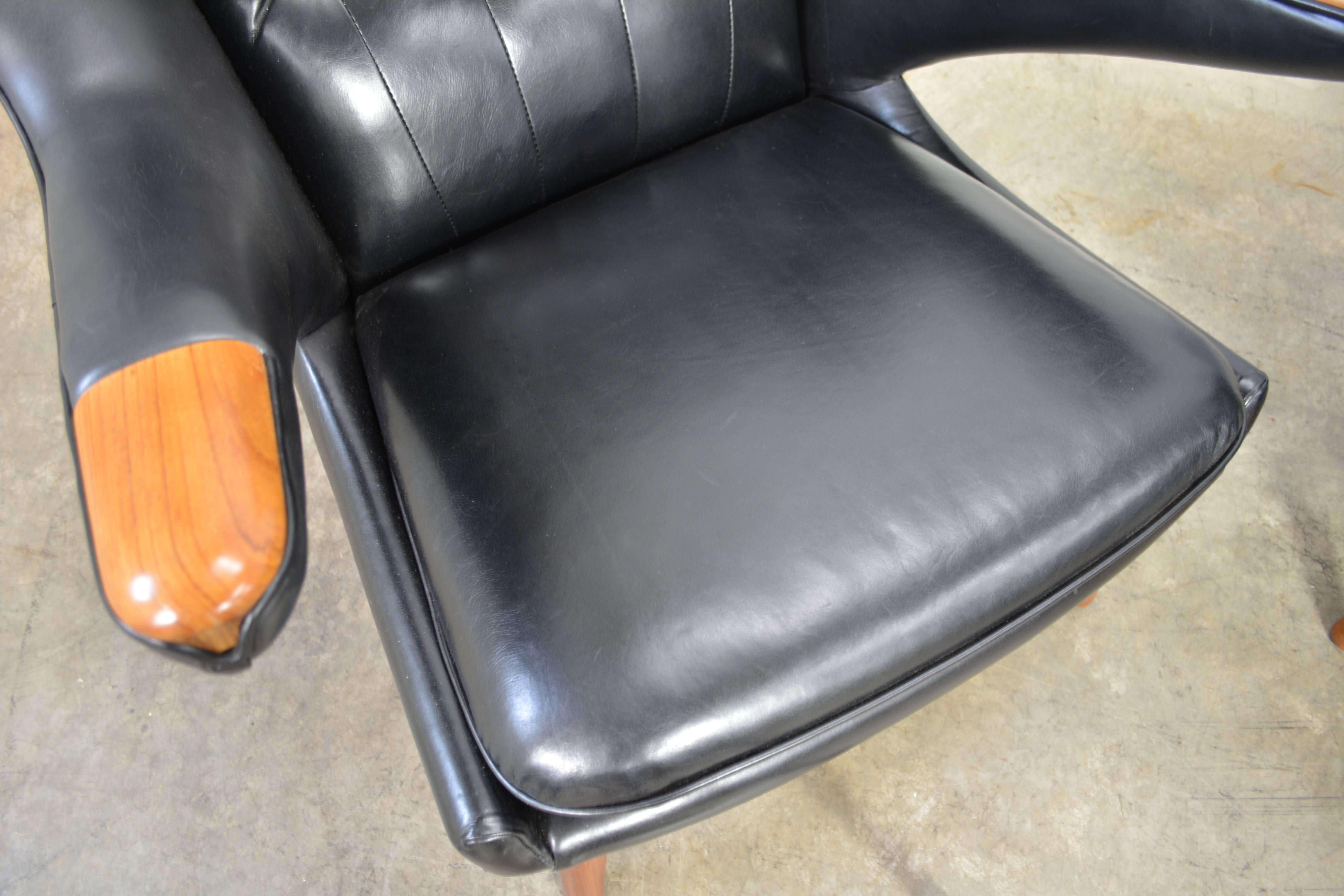 Hans Wegner Pair of Papa Bear Chairs with Ottoman in Leather In Excellent Condition For Sale In Loves Park, IL