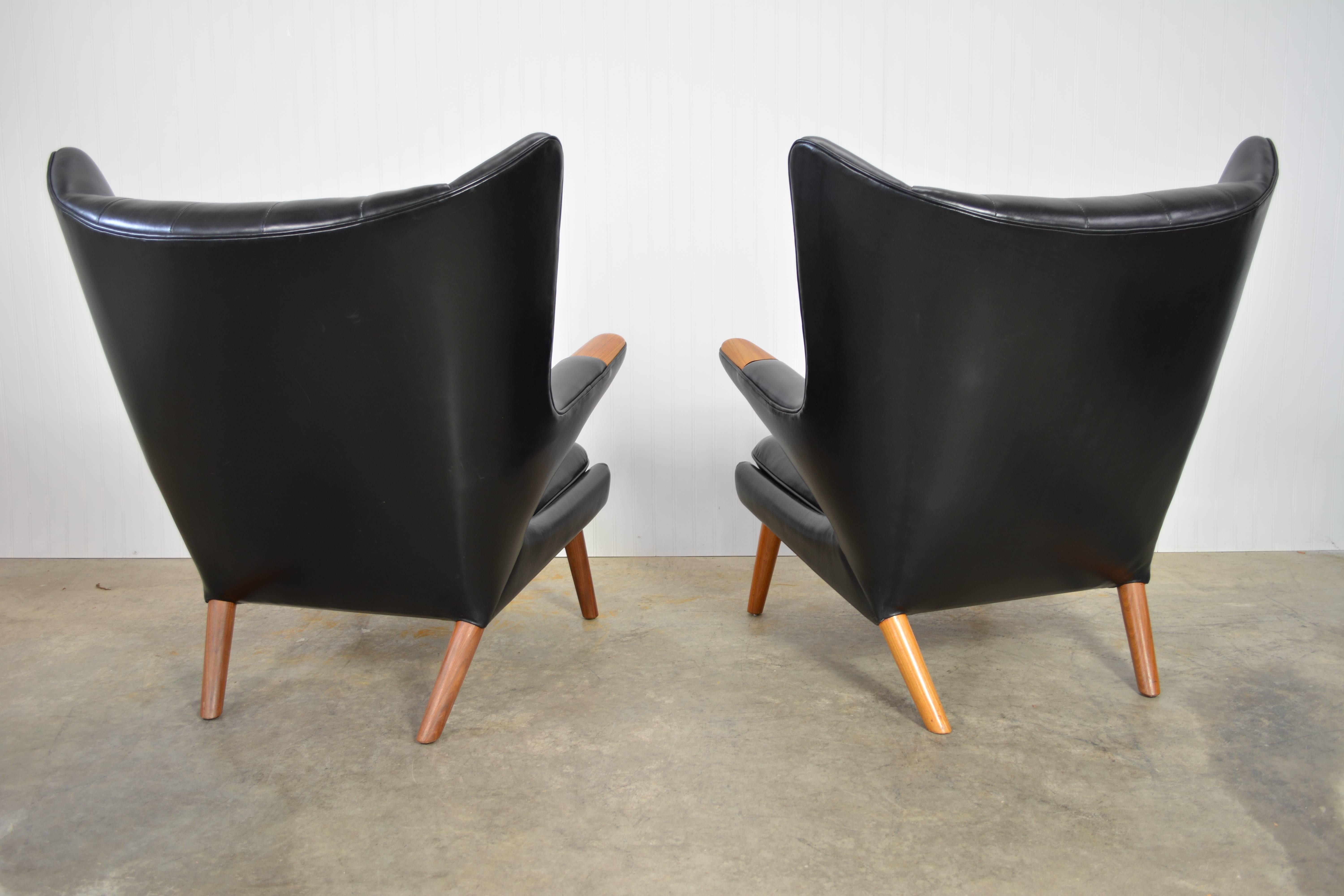Hans Wegner Pair of Papa Bear Chairs with Ottoman in Leather For Sale 3