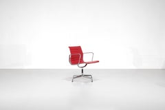 Sessel „EA 108“ aus rotem Leder, Charles Ray Eames für Vitra, USA 1969.