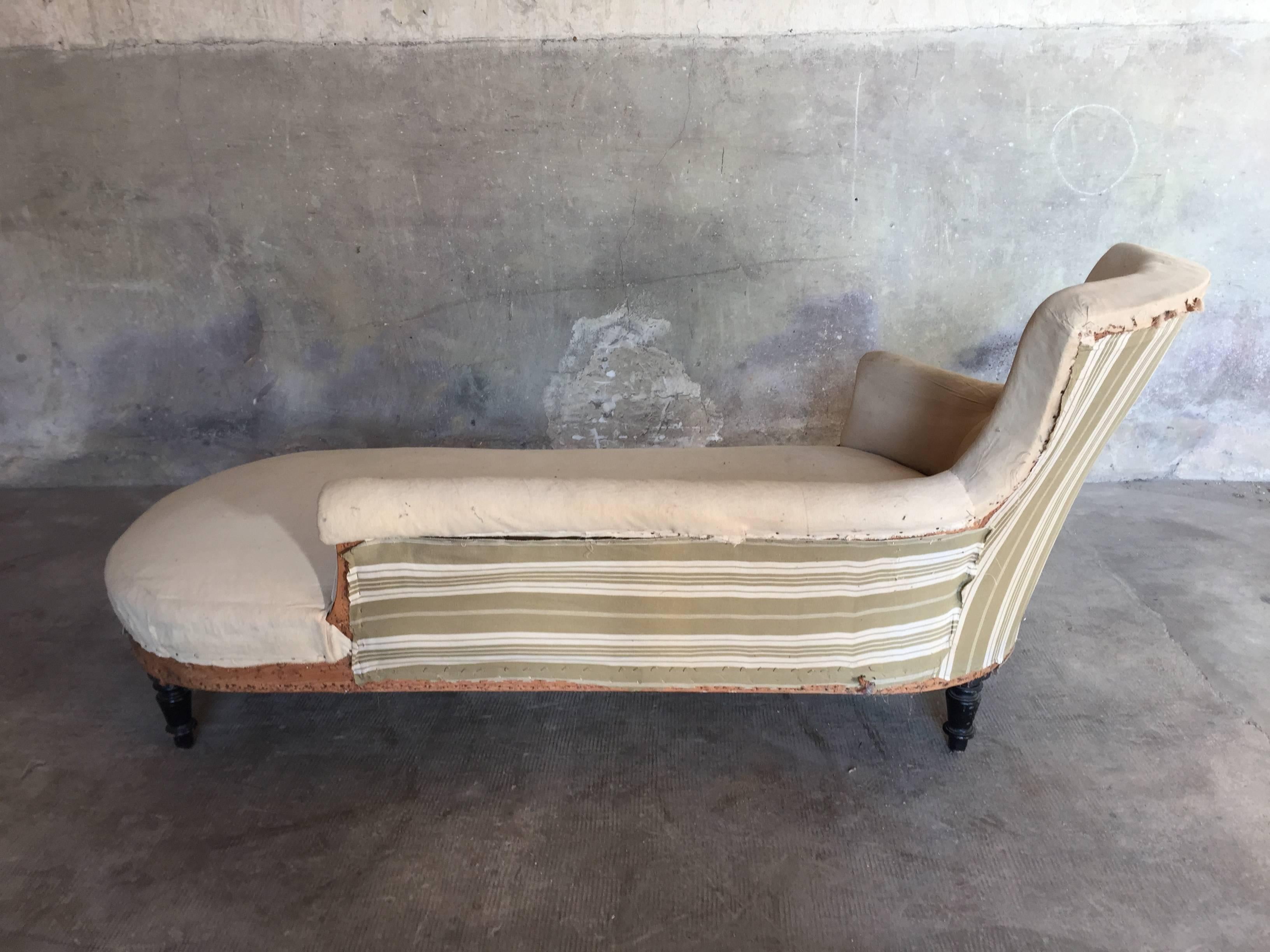  tall and nice shape for this French Napoleon III meridienne ,perfect condition and ready to be reupholstered

Dim = Hback 83 / H seat 42 x 195 x 84 cm