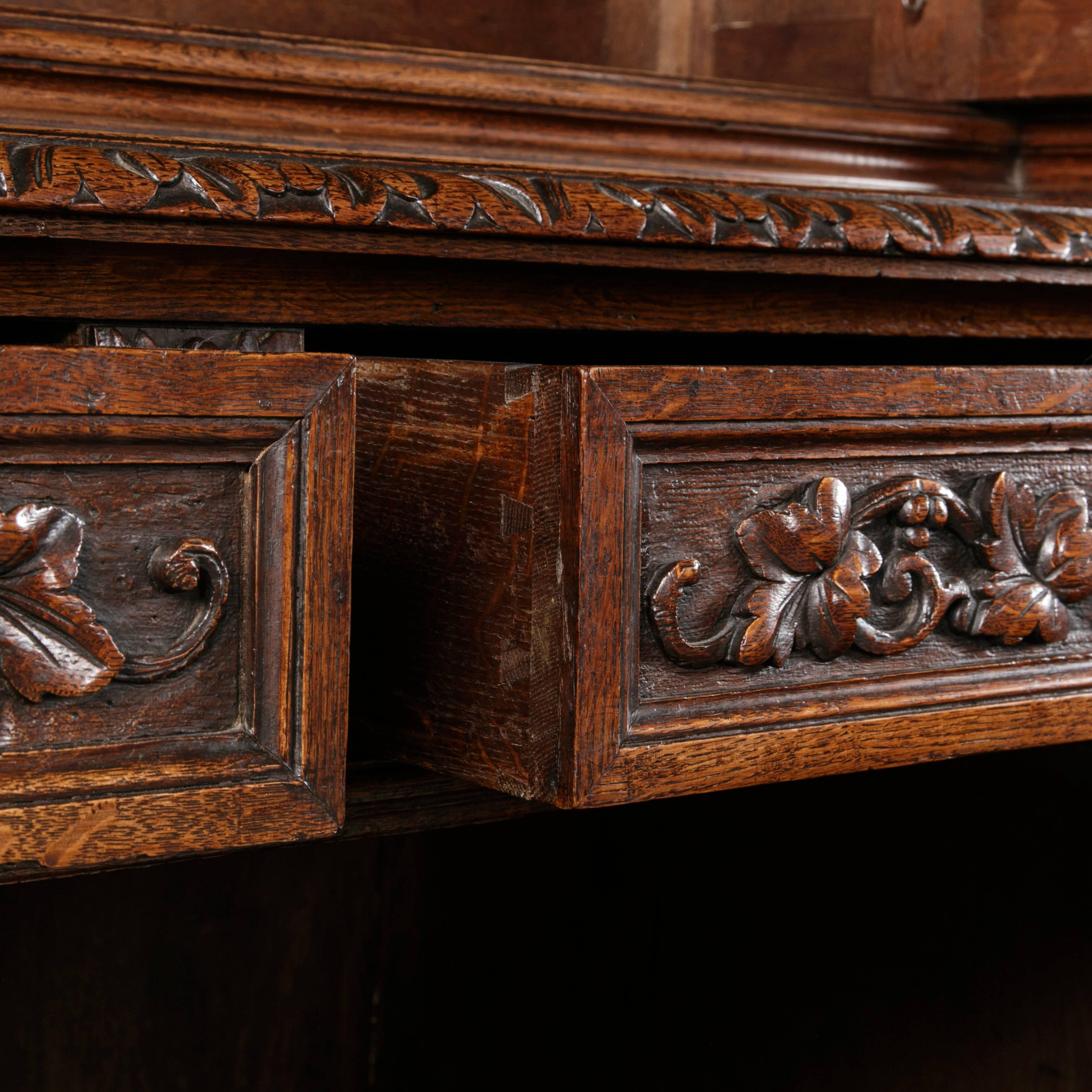 19th Century French Hand-Carved Oak Louis XIII Buffet Deux Corps with Hunt Motif 4