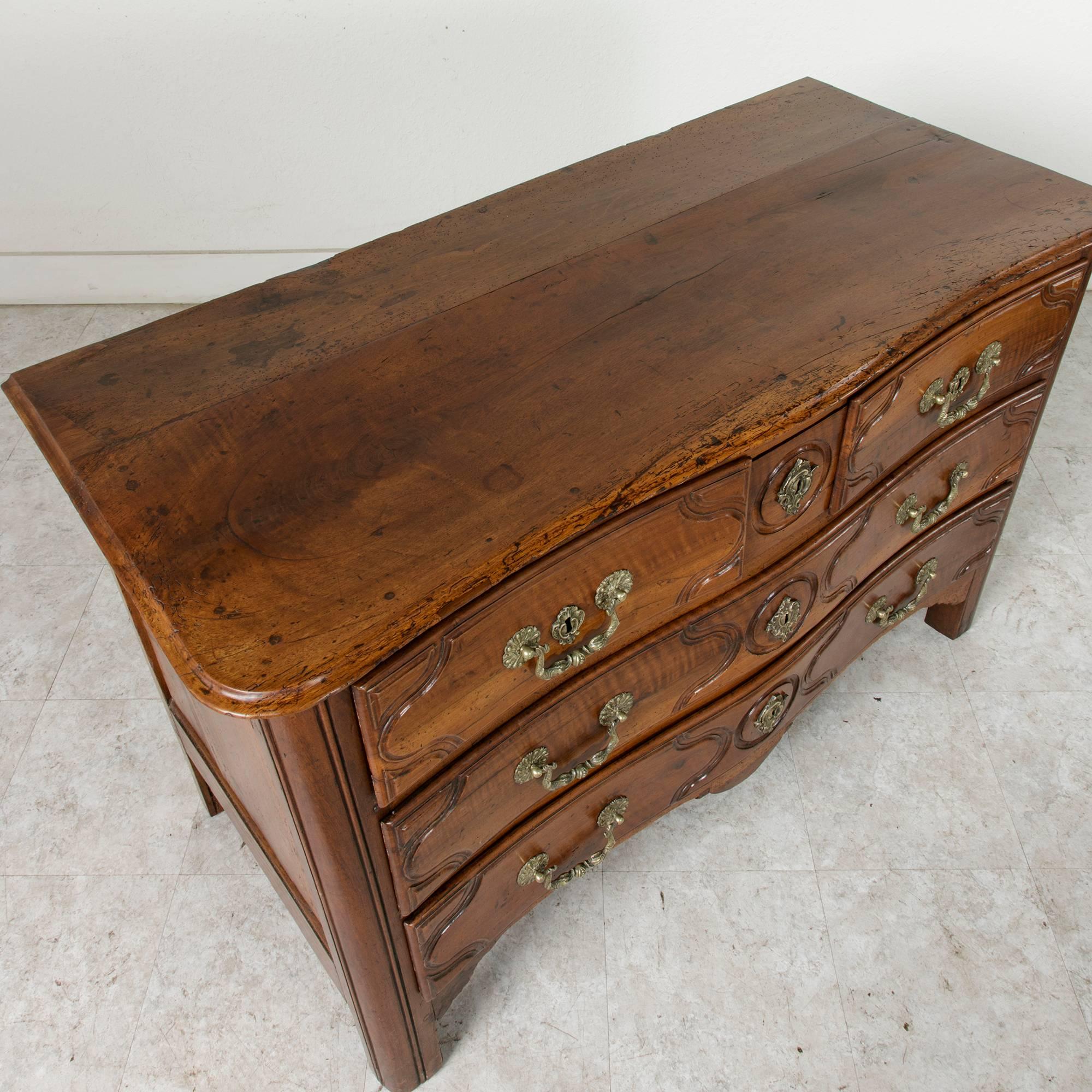 French 18th Century Hand-Carved Walnut Louis XIV Chest of Drawers Commode In Excellent Condition In Fayetteville, AR