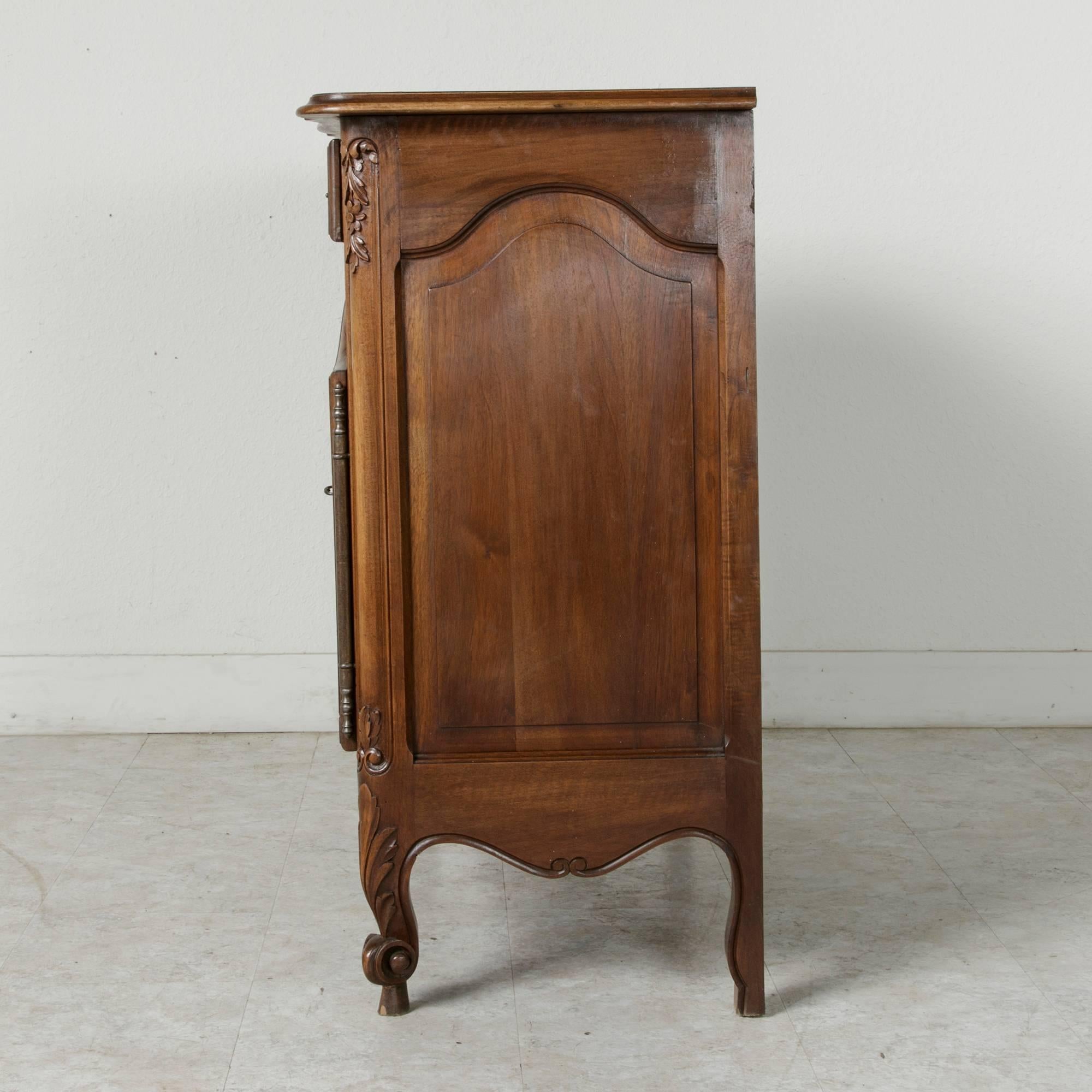 Early 20th Century Louis XV Style Hand Carved French Walnut Buffet from Provence 1