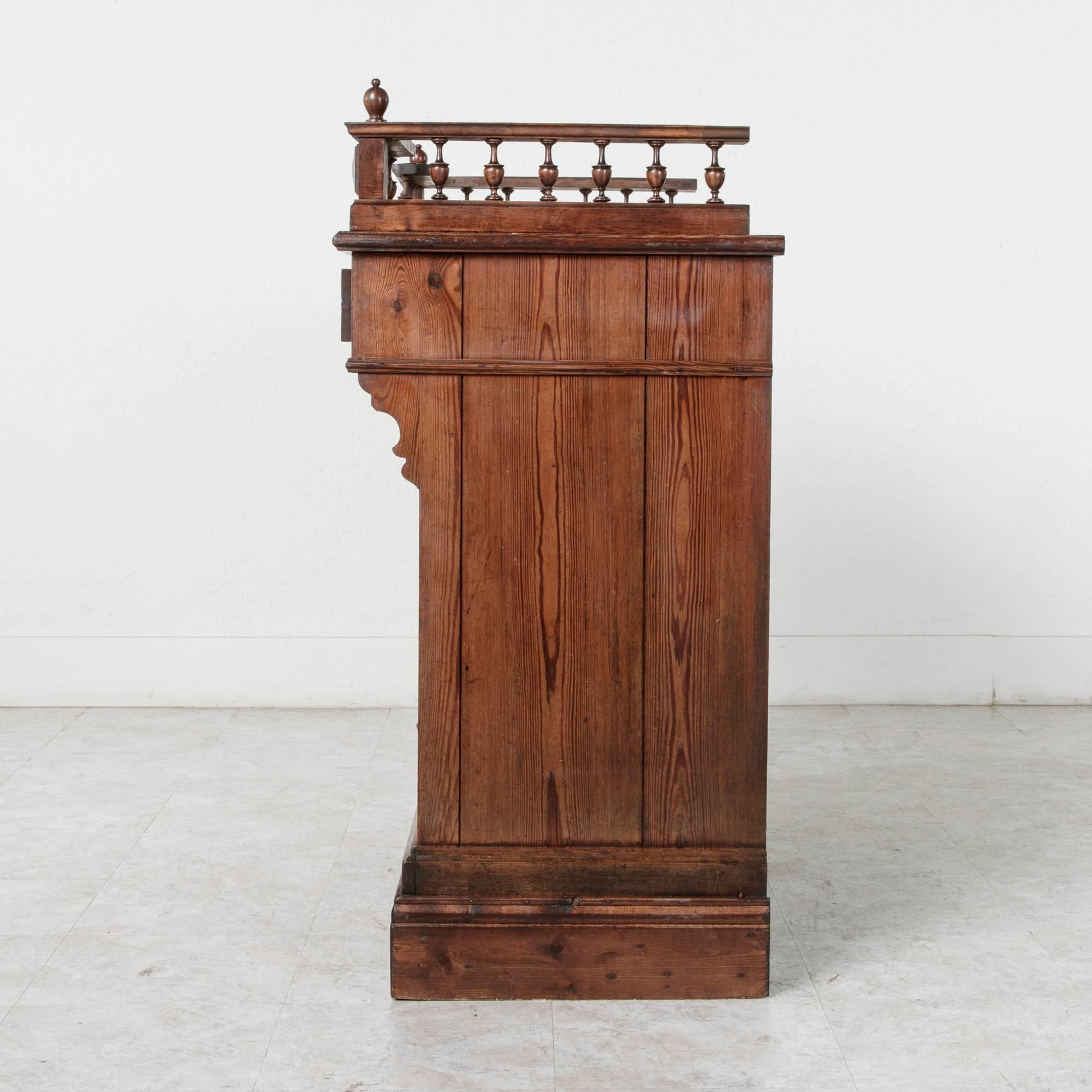 Early 20th Century French Pitch Pine Shop Counter or Dry Bar with Spooled Gallery, circa 1900