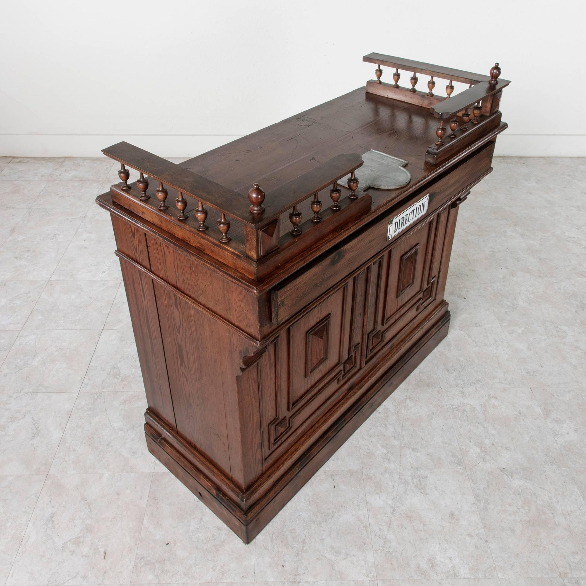 French Pitch Pine Shop Counter or Dry Bar with Spooled Gallery, circa 1900 2