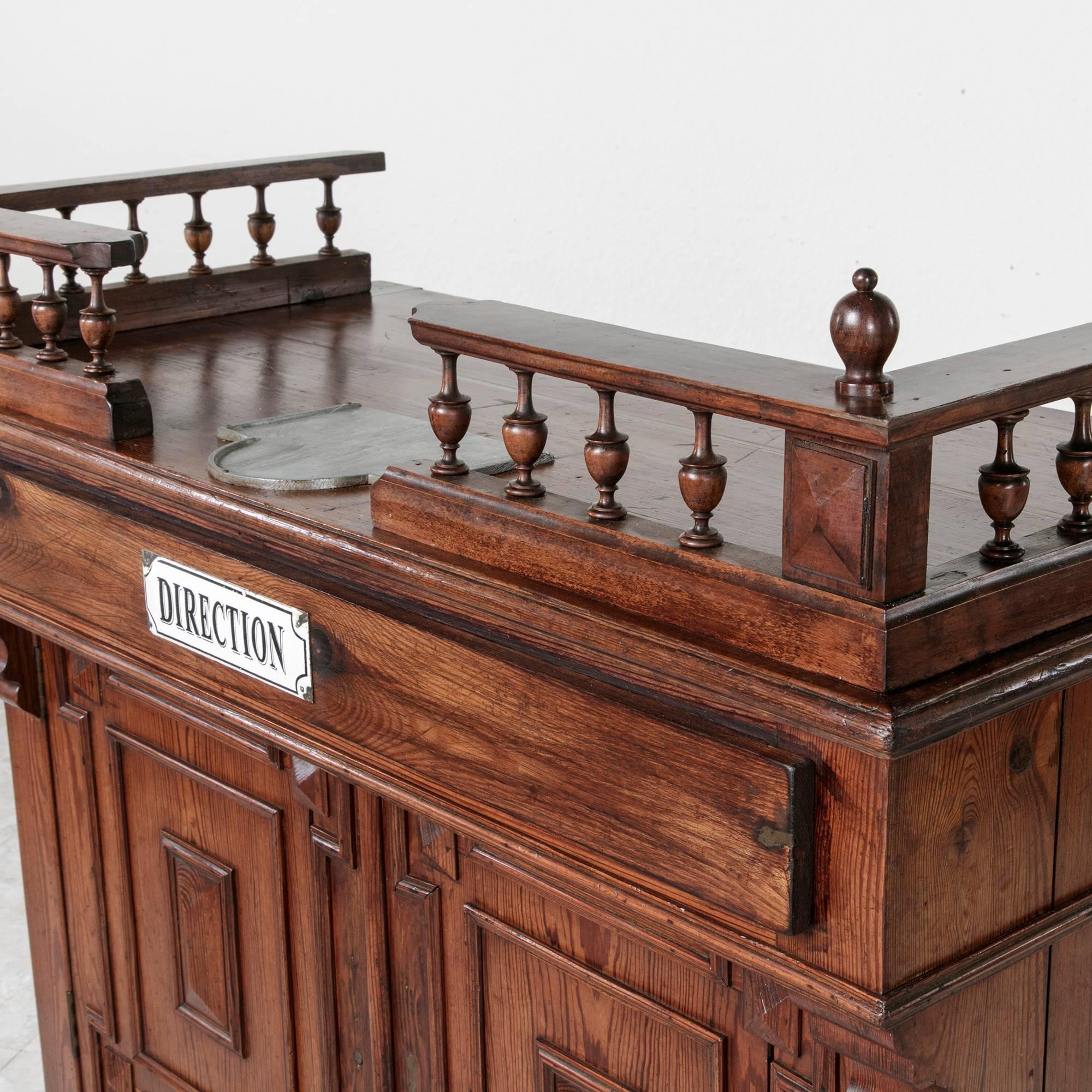 French Pitch Pine Shop Counter or Dry Bar with Spooled Gallery, circa 1900 5