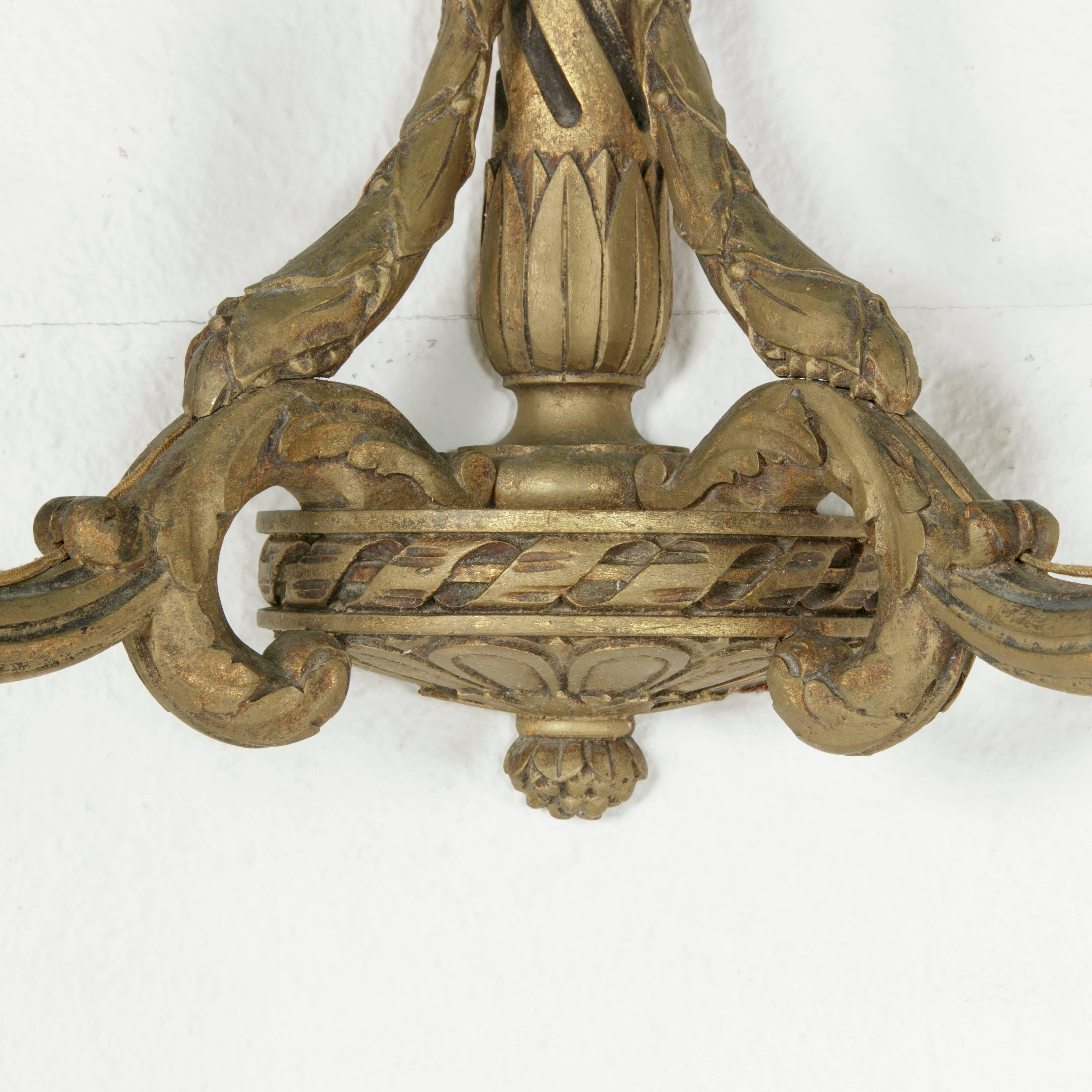 Paire d'appliques lumineuses françaises de style Louis XVI en bois doré de la fin du XIXe siècle Bon état - En vente à Fayetteville, AR