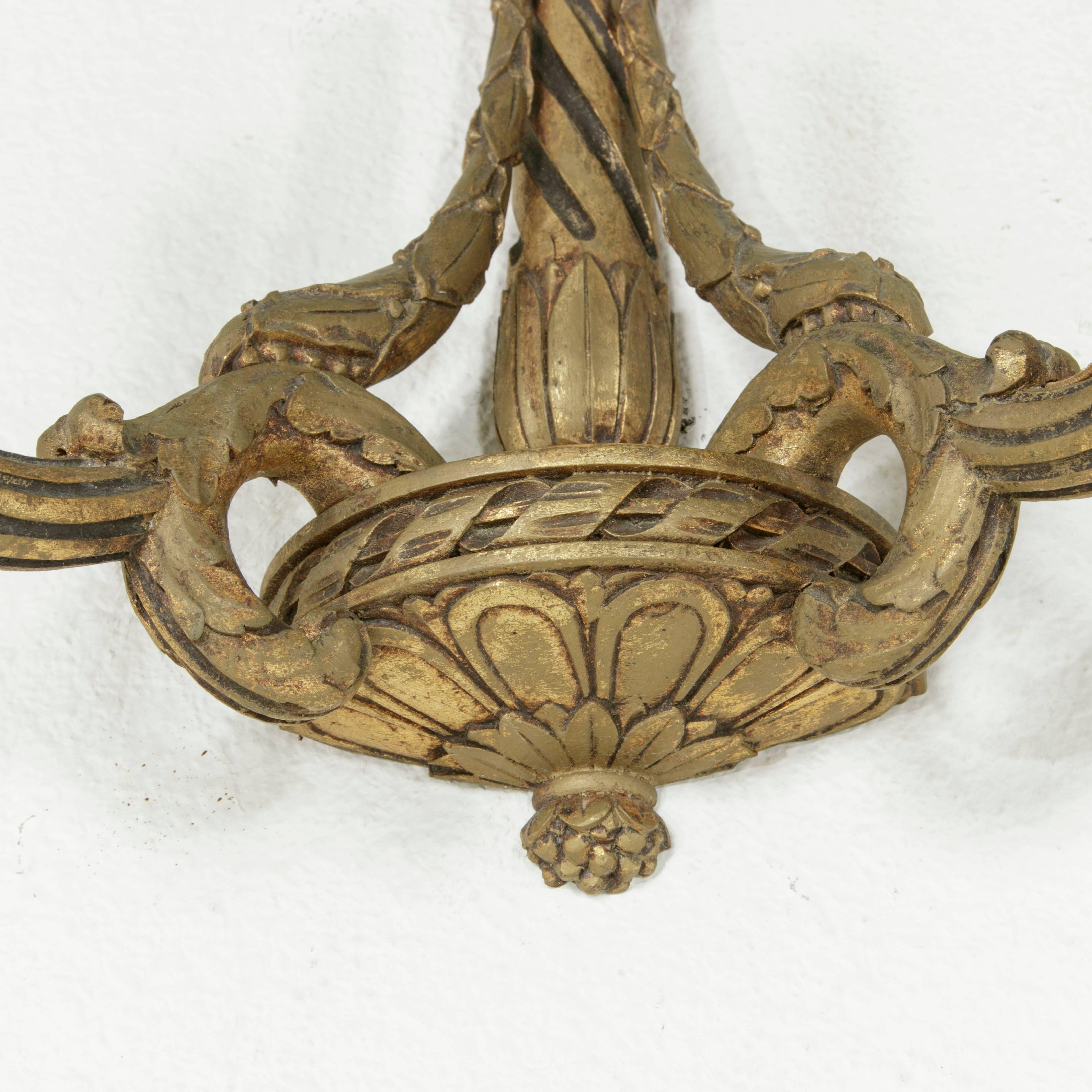 Bois doré Paire d'appliques lumineuses françaises de style Louis XVI en bois doré de la fin du XIXe siècle en vente