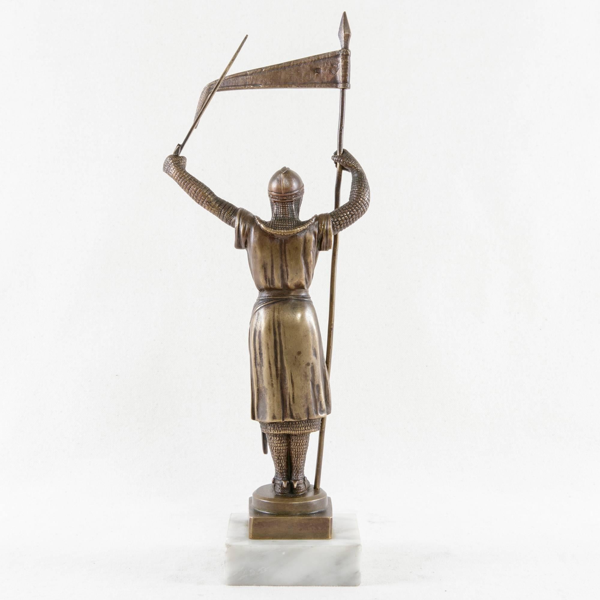Early 20th Century Art Deco Period Bronze Statue of a Knight Templar with Flag In Excellent Condition In Fayetteville, AR