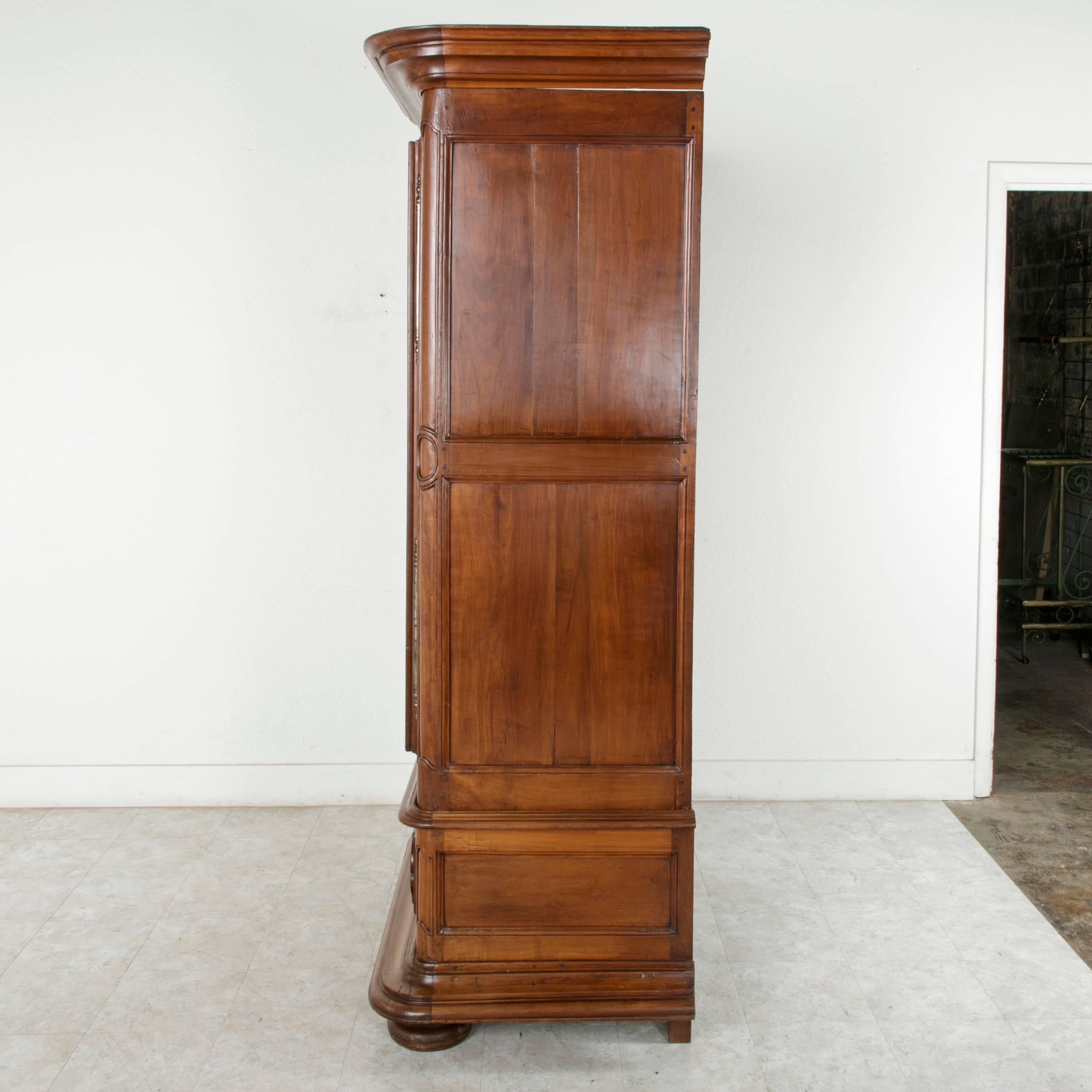 Rare 18th Century Louis XIII Hand-Carved Walnut Chateau Armoire or Bonnetiere In Good Condition In Fayetteville, AR