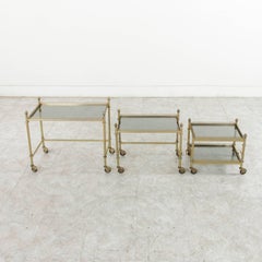 Set di tre tavolini nidificanti in bronzo francese della metà del XX secolo con vassoi in vetro