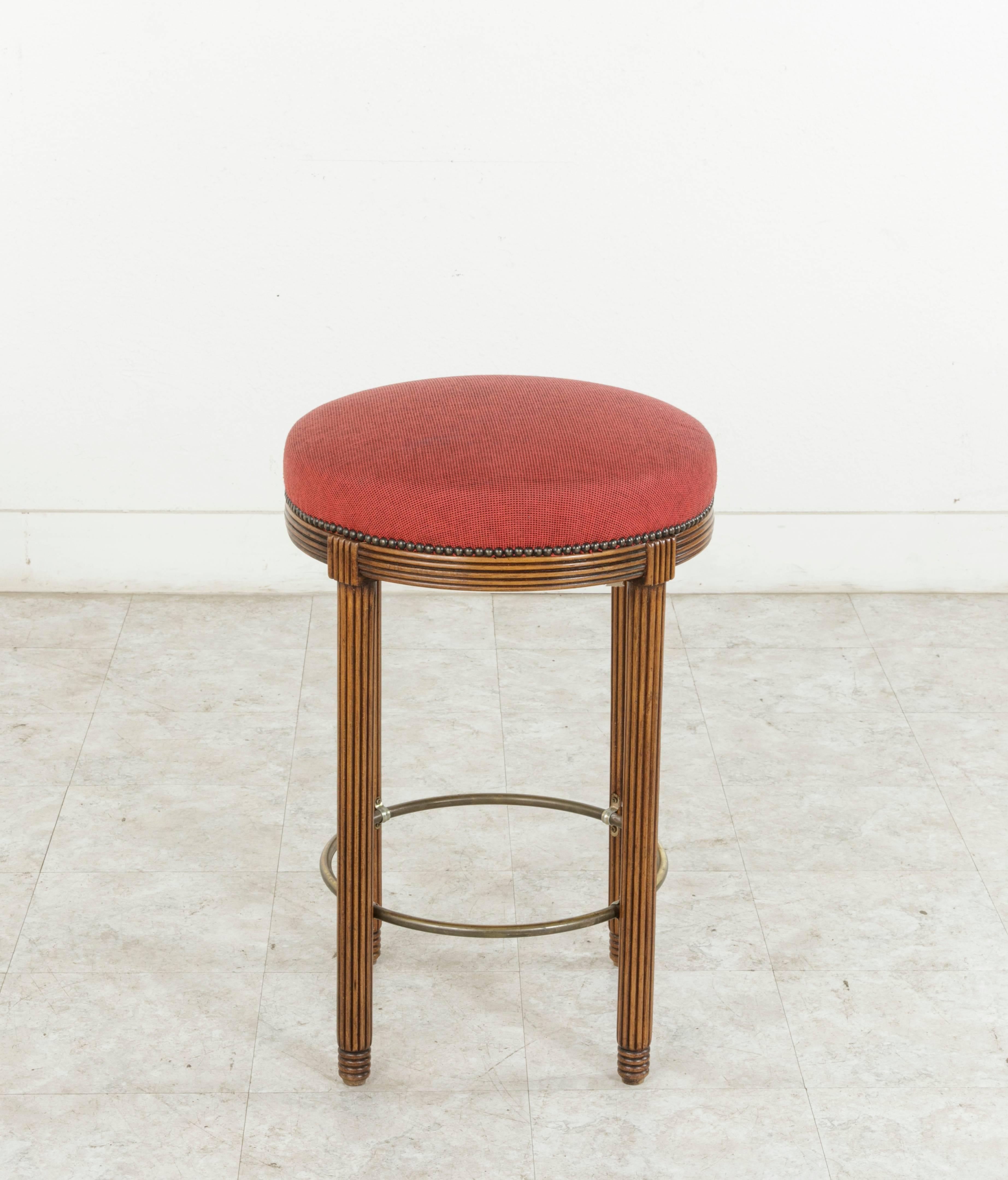 French Two Pairs Midcentury Art Deco Walnut and Brass Bar Stools from Paris Fouquet's