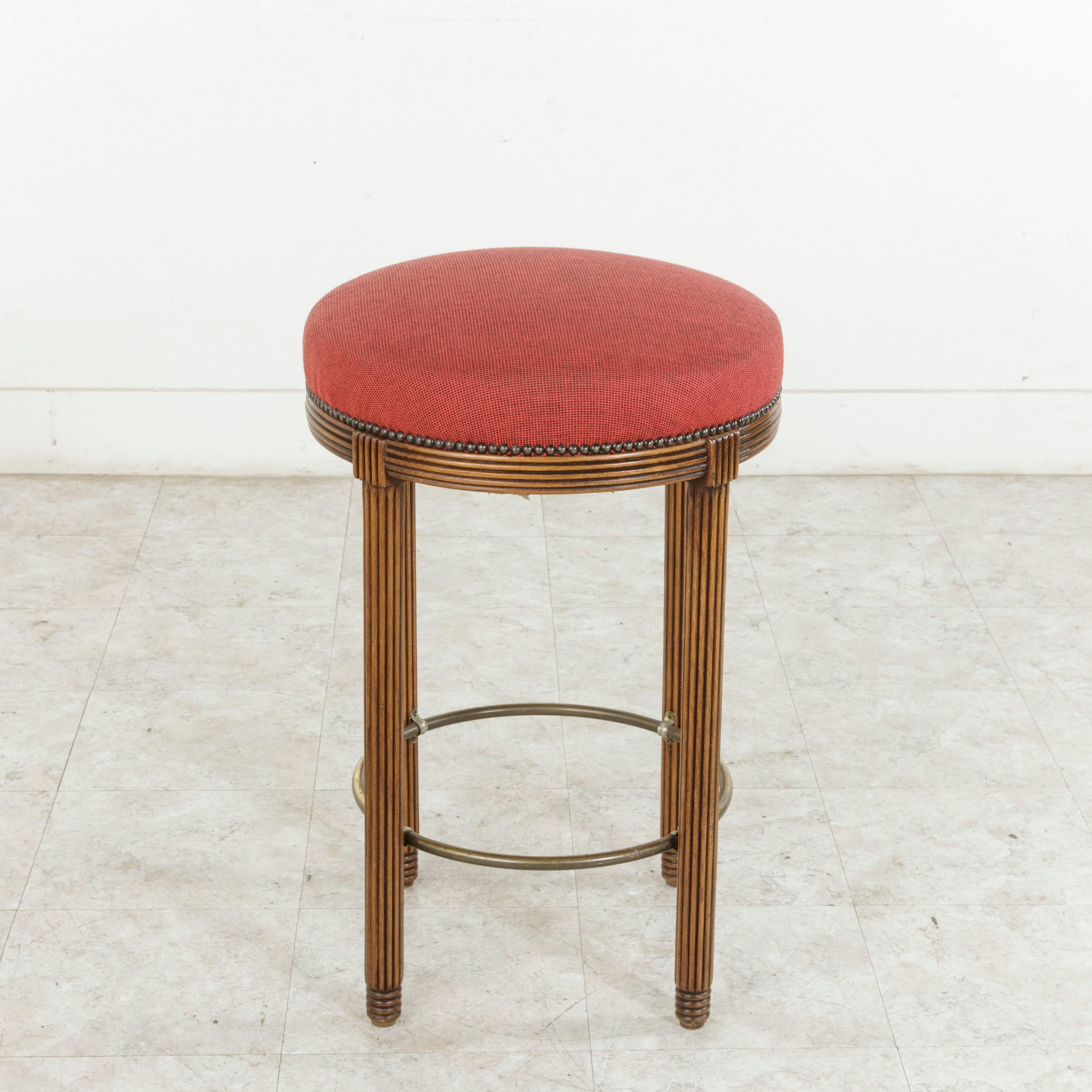 Two Pairs Midcentury Art Deco Walnut and Brass Bar Stools from Paris Fouquet's 1