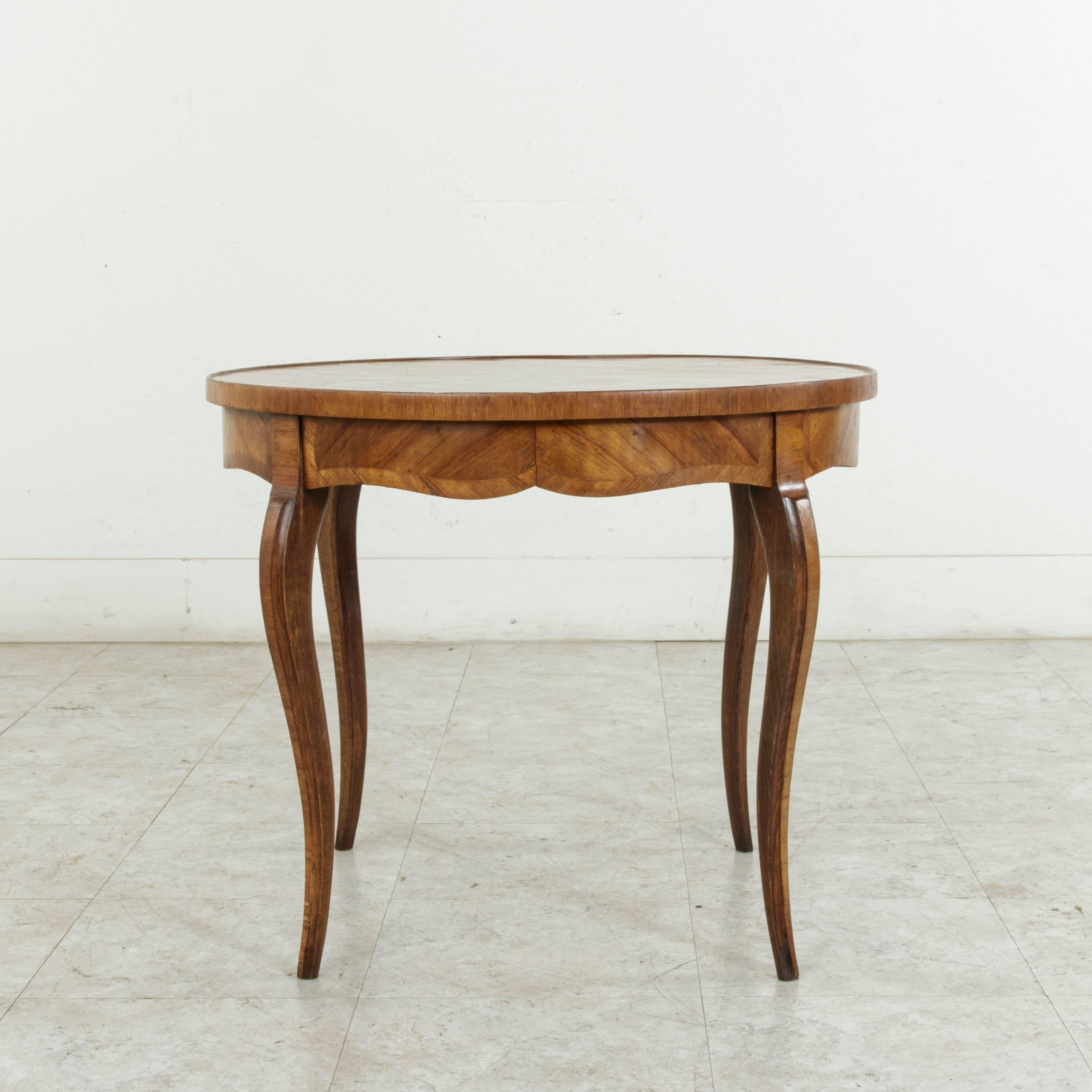 Early 20th Century French Louis XV Style Walnut Marquetry Coffee Cocktail Table In Good Condition In Fayetteville, AR