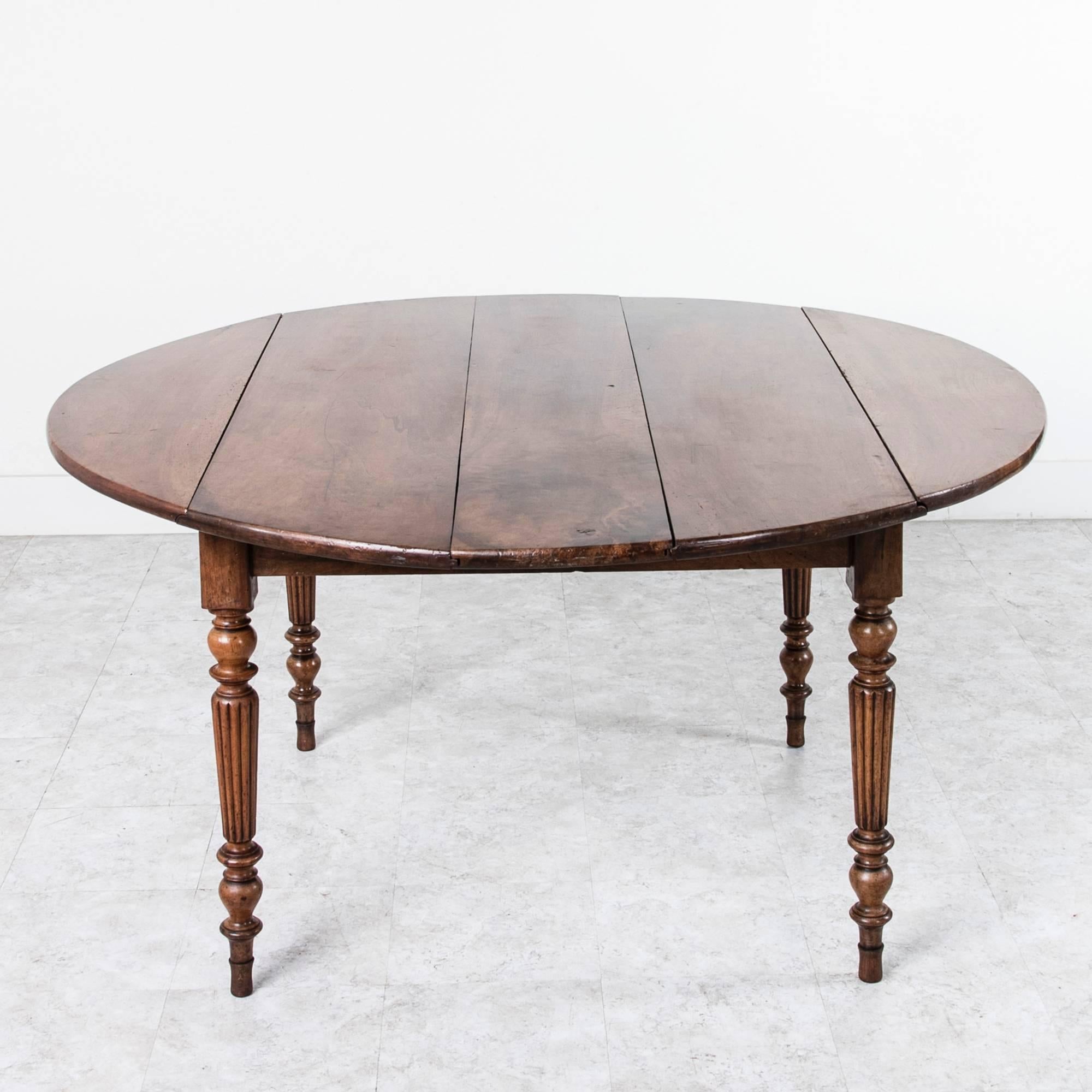 Period Louis Philippe Solid Walnut Round Dining Table with Turned Fluted Legs In Excellent Condition In Fayetteville, AR
